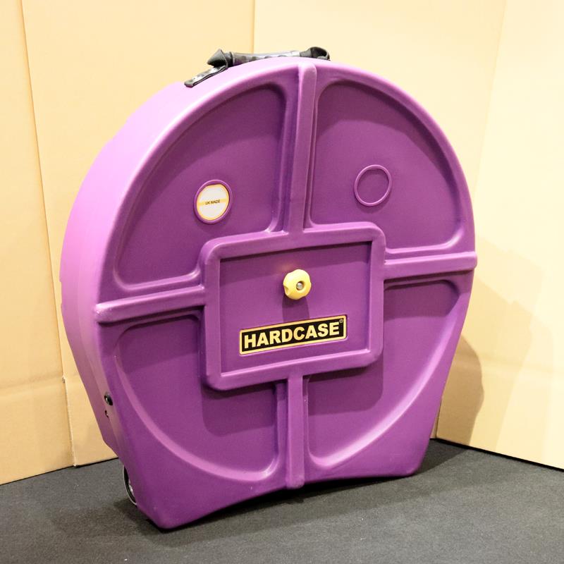 楽器種別：アウトレットHARD CASE/アウトレット 商品一覧＞＞ドラム【30，000円〜65，000円】 商品一覧＞＞ドラムケース/HARD CASE 商品一覧＞＞安心してお買い物頂けるよう、スネアもシンバルも丁寧梱包でお届けします！HARD CASE LHDCHNP9CYM22PU [シンバル用ハードケース 〜22 / パープル]【イベント使用特価品】商品説明※メーカーのイベントで展示・使用された個体の為、若干の使用感がある他、品番のシールが剥がれております。＜HARDCASE＞ハードケースは、Made in U.K.の、一体成型・樹脂製ケースで、その素材は柔軟性・耐久性に優れており、丈夫さが売り。運搬時の衝撃に強く、割れや変形が極めて少ないのが特徴です。●CYMBAL CASE仕切り用パッド8枚入り。ライド、クラッシュ、ハイハット、スプラッシュ等、最大22インチまで、約9枚収納可能。伸縮ハンドルとホイールで、持ち運びも容易に。●サイズ：22インチまでのシンバル用（約9枚収納）最大内寸 595/深さ 130（mm）仕切り用パッド8枚入り※カラーモデルは製法の特性により、製品に若干の色ムラが生じる場合がございます。イケベカテゴリ_ドラム_ドラムケース_HARD CASE_アウトレット SW_HARD CASE_アウトレット JAN:4513744078946 登録日:2025/12/28 ドラムケース ハードケース
