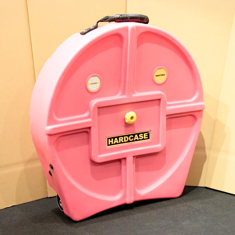 楽器種別：アウトレットHARD CASE/アウトレット 商品一覧＞＞ドラム【30，000円〜65，000円】 商品一覧＞＞ドラムケース/HARD CASE 商品一覧＞＞安心してお買い物頂けるよう、スネアもシンバルも丁寧梱包でお届けします！HARD CASE LHDCHNP9CYM22P [シンバル用ハードケース 〜22 / ピンク]【イベント使用特価品】商品説明※メーカーのイベントで展示・使用された個体の為、若干の使用感がございます。＜HARDCASE＞ハードケースは、Made in U.K.の、一体成型・樹脂製ケースで、その素材は柔軟性・耐久性に優れており、丈夫さが売り。運搬時の衝撃に強く、割れや変形が極めて少ないのが特徴です。●CYMBAL CASE仕切り用パッド8枚入り。ライド、クラッシュ、ハイハット、スプラッシュ等、最大22インチまで、約9枚収納可能。伸縮ハンドルとホイールで、持ち運びも容易に。●サイズ：22インチまでのシンバル用（約9枚収納）最大内寸 595/深さ 130（mm）仕切り用パッド8枚入り※カラーモデルは製法の特性により、製品に若干の色ムラが生じる場合がございます。イケベカテゴリ_ドラム_ドラムケース_HARD CASE_アウトレット SW_HARD CASE_アウトレット JAN:4513744077833 登録日:2025/12/28 ドラムケース ハードケース