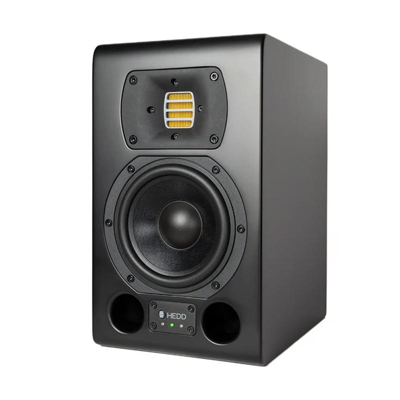 楽器種別：新品HEDD/新品 商品一覧＞＞レコーディング【65，000円〜130，000円】 商品一覧＞＞モニタースピーカー/モニタースピーカー/HEDD 商品一覧＞＞レコーディング機器買うなら、当店で！専門スタッフが迅速丁寧に対応します！HEDD Type 05 A-Core　(1本)(ヘッド オーディオ)(アナログ信号処理)(AMTツイーター)( Audio)商品説明【製品の特長】TYPE 05 A-COREは、パフォーマンスを犠牲にすることなく、限られたスペースでの使用に最適化されたモデルです。HEDDの象徴であるAMT（エアー・モーション・トランスフォーマー）ツイーターと、5インチ・カスタムハニカムウーファーを組み合わせることで、極めてクリアな中高域と、そのサイズからは想像もつかない深い低域再生（43 Hzまで）を実現しました。プラグ＆プレイで即座に導入できる設計、純粋なアナログ信号経路、そして場所を選ばない最小限の設置面積。ニアフィールド・リスニングやポータブルなセットアップ、さらにはコンパクトなDolby Atmos環境の構築にも理想的です。・フルアナログ信号経路： コンバーター非搭載による低レイテンシーを実現。ソフトウェアに依存しない純粋な伝送。・5インチ・カスタムハニカムウーファー： 歪みの少ない力強い低域を実現。・高精細AMTドライバー： クリアで正確な中高域および高域の再現。・チューニング済みアナログフィルター基板： 自然な周波数分布を実現する精密設計。・High/Low シェルビングEQ： 部屋の特性や好みに合わせ、連続可変（±6 dB）で微調整が可能。・多彩な入力端子： RCA（アンバランス）、XLRおよびTRS（バランス）に対応。・前面スタンバイスイッチ： 操作性に優れた物理スイッチをフロントパネルに配置。・厳格な品質管理： 全ユニット、出荷前に動作テストを実施。・Atmos対応： マウント設置に対応し、イマーシブオーディオ環境にも最適。・ベルリンでの設計・組み立て： 厳選されたコンポーネントを使用。●Air Motion Transformer（エアー・モーション・トランスフォーマー）ベルリンの自社工場にて、高品質なコンポーネントを用いてハンドメイドされるHEDDのAMTは、極めて正確で、驚くほど開放的なサウンドを届けます。超高域まで伸びる周波数特性と、卓越したトランジェント・レスポンス（音の立ち上がり速度）により、音源が持つ本来の自然な響きを一切損なうことなく再現します。●アナログの極致（Analog Excellence）A-COREモニターには、HEDD史上最も洗練され、かつ信頼性の高い「アナログ・フィルター基板」が搭載されています。これにより、すべてのスピーカーを極めて自然なレスポンスへとチューニングすることが可能となり、一切の欠点がない、低レイテンシーなアナログ信号経路を実現しました。●優れた操作性（Ease of Use）A-COREシリーズは、徹底したシンプルさを追求して設計されています。XLR、TRS、RCAといった多彩な入力端子を備え、さらに部屋の音響特性やユーザーの好みに合わせて調整できるEQも内蔵。セットアップに手間取ることなく、接続してすぐに音楽制作やリスニングに集中することができます。●ベルリンでの設計・製造（Designed and made in Berlin）すべてのHEDD製品は、ドイツ・ベルリンにて設計・組み立てられています。音響再生の豊かな歴史を受け継ぐ才能あるエンジニアと職人たちが、その技術を結集。一人ひとりのユーザーが奏でる「独自の音（the key of you）」に寄り添い、最適なチューニングを施した製品を送り出しています。【製品の仕様】・主な特徴：2ウェイ・アクティブ・ニアフィールドスピーカー、純アナログ信号経路、プラグ＆プレイ設計・ドライバー：5インチ・カスタムハニカム・コンパウンドウーファー、HEDD AMT（エアー・モーション・トランスフォーマー）ツイーター・アンプ出力：100 W ×2（ICEpower クラスDアンプ）・周波数帯域：43 Hz - 50 kHz・クロスオーバー周波数：2，500 Hz・最大音圧レベル (SPL)：112 dB SPL（ペア/1m地点）・入力端子：XLR、TRS（バランス）、RCA（アンバランス）・筐体設計：高耐久MDFキャビネット、ブラック・サテン仕上げ、フロントパネルLEDインジケーター・寸法 (H×W×D)：308 × 180 × 245 mm・重量：6.2 kg（1本あたり）イケベカテゴリ_レコーディング_モニタースピーカー_モニタースピーカー_HEDD_新品 SW_HEDD_新品 JAN:0745760375769 登録日:2026/01/24 モニタースピーカー スタジオモニター