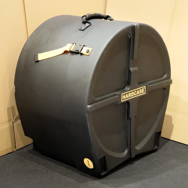 楽器種別：アウトレットHARD CASE/アウトレット 商品一覧＞＞ドラム【25，000円〜50，000円】 商品一覧＞＞ドラムケース/HARD CASE 商品一覧＞＞安心してお買い物頂けるよう、スネアもシンバルも丁寧梱包でお届けします！HARD CASE LHDCHN18FT [18 フロアタム用ハードケース]【旧仕様特価品】商品説明※ストラップが黄色い旧仕様の個体となっております。※ケース本体をプチプチで巻き、送り状を貼付して発送いたします。＜HARDCASE＞ハードケースは、Made in U.K.の、一体成型・樹脂製ケースで、その素材は柔軟性・耐久性に優れており、丈夫さが売り。運搬時の衝撃に強く、割れや変形が極めて少ないのが特徴です。●オーバーラッピング・コンプレッション・デザイン本体とフタの部分で、楽器を上下からしっかりとホールドする、コンプレッション・デザインを採用。浅胴から深胴まで1つのケースで対応できます。また、フタとその裏側の上下には凹凸をつけ、横ずれすることなくケースを積み重ねることが可能です。●FLOOR TOM CASE本体に 1つ、ハンドルを設置。止め具が3ヶ所に着いており、確実にホールドします。※リムズ付きフロアタム、16インチに対応します。●サイズ：18インチ・フロアタム用直径（曲面から曲面）：561 / 最大直径（曲面から角）：635 / 最小深さ：330 / 最大深さ：457 mmイケベカテゴリ_ドラム_ドラムケース_HARD CASE_アウトレット SW_HARD CASE_アウトレット JAN:4513744030265 登録日:2025/12/28 ドラムケース ハードケース