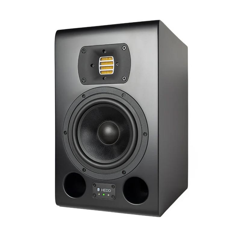 楽器種別：新品HEDD/新品 商品一覧＞＞レコーディング【90，000円〜170，000円】 商品一覧＞＞モニタースピーカー/モニタースピーカー/HEDD 商品一覧＞＞パワーレックは、専門スタッフに気軽に相談できる渋谷発のDTM・レコーディング機材専門フロアです。HEDD Type 07 A-Core (1本)(ヘッド オーディオ)(アナログ信号処理)(AMTツイーター)( Audio)商品説明【製品の特長】TYPE 07 A-COREは、小規模から中規模の空間において、極めて卓越した精緻なモニタリングを提供するために設計されました。HEDDの象徴であるAMTツイーターと、パワフルな7インチ・カスタムハニカムウーファーを搭載。透明感あふれる中高域と、深く自然な低域パフォーマンスを両立しています。プラグ＆プレイで導入可能な設計と純粋なアナログ信号経路により、レコーディング現場やホームスタジオ、さらにはコンパクトなDolby Atmos環境の構築に最適な一台です。・フルアナログ信号経路： コンバーター非搭載による低レイテンシーを実現。ソフトウェアに依存しない純粋な伝送。・7インチ・カスタムハニカムウーファー： 豊かな量感とスピード感を兼ね備えた低域再生。・高精細AMTドライバー： クリアで正確な中高域および高域の再現。・チューニング済みアナログフィルター基板： 自然な周波数分布を実現する精密設計。・High/Low シェルビングEQ： 部屋の特性や好みに合わせ、連続可変（±6 dB）で微調整が可能。・多彩な入力端子： RCA（アンバランス）、XLRおよびTRS（バランス）に対応。・前面スタンバイスイッチ： 操作性に優れた物理スイッチをフロントパネルに配置。・厳格な品質管理： 全ユニット、出荷前に動作テストを実施。・Atmos対応： マウント設置に対応し、イマーシブオーディオ環境にも最適。・ベルリンでの設計・組み立て： 厳選されたプレミアム・コンポーネントを使用。●Air Motion Transformer（エアー・モーション・トランスフォーマー）ドイツ・ベルリンの自社工場にて、厳選された高品質なコンポーネントを用いてハンドメイドされるHEDDのAMTは、極めて緻密で、驚くほど開放的なサウンドを実現します。超高域まで伸びる周波数特性と、卓越したトランジェント・レスポンス（音の立ち上がり速度）により、原音の持つ自然な響きを一切損なうことなく、忠実に再現します。●アナログの極致（Analog Excellence）A-COREモニターには、HEDDがこれまでに開発した中で最も洗練され、かつ信頼性の高い「アナログ・フィルター基板」が搭載されています。これにより、すべてのスピーカーにおいて極めて自然なレスポンスを実現するチューニングが可能となり、一切の妥協がない、低レイテンシーなアナログ信号経路を確立しました。●優れた操作性（Ease of Use）A-COREシリーズは、徹底したシンプルさを追求して設計されています。XLR、TRS、RCAといった多彩な入力端子を備え、さらに部屋の音響特性やユーザーの好みに合わせて調整できるEQも内蔵。セットアップに手間取ることなく、接続してすぐに音楽制作やリスニングに集中することができます。●ベルリンでの設計・製造（Designed and made in Berlin）すべてのHEDD製品は、ドイツ・ベルリンにて設計・組み立てられています。音響再生の豊かな歴史を受け継ぐ才能あるエンジニアと職人たちが、その技術を結集。一人ひとりのユーザーが奏でる「独自の音（the key of you）」に寄り添い、最適なチューニングを施した製品を送り出しています。【製品の仕様】・主な特徴：2ウェイ・アクティブ・ニアフィールドスピーカー、純アナログ信号経路、プラグ＆プレイ設計・ドライバー：7インチ・カスタムハニカム・コンパウンドウーファー、HEDD AMT（エアー・モーション・トランスフォーマー）ツイーター・アンプ出力：100 W ×2（ICEpower クラスDアンプ）・周波数帯域：38 Hz - 50 kHz・クロスオーバー周波数：2，200 Hz・最大音圧レベル (SPL)：116 dB SPL（ペア/1m地点）・入力端子：XLR、TRS（バランス）、RCA（アンバランス）・筐体設計：高耐久MDFキャビネット、ブラック・サテン仕上げ、フロントパネルLEDインジケーター・寸法 (H×W×D)：370 × 220 × 300 mm・重量：9.7 kg（1本あたり）イケベカテゴリ_レコーディング_モニタースピーカー_モニタースピーカー_HEDD_新品 SW_HEDD_新品 JAN:0745760375776 登録日:2026/01/24 モニタースピーカー スタジオモニター
