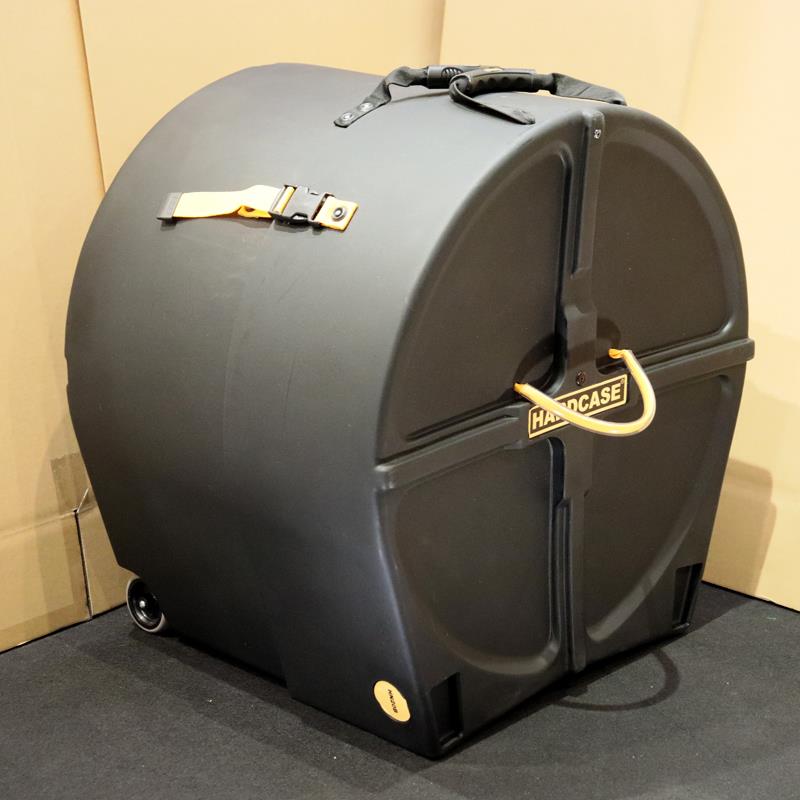 楽器種別：アウトレットHARD CASE/アウトレット 商品一覧＞＞ドラム【30，000円〜65，000円】 商品一覧＞＞ドラムケース/HARD CASE 商品一覧＞＞安心してお買い物頂けるよう、スネアもシンバルも丁寧梱包でお届けします！HARD CASE LHDCHN20B [20 バスドラム用ハードケース]【旧仕様特価品】商品説明※ストラップが黄色い旧仕様の個体となっております。※ケース本体をプチプチで巻き、送り状を貼付して発送いたします。＜HARDCASE＞ハードケースは、Made in U.K.の、一体成型・樹脂製ケースで、その素材は柔軟性・耐久性に優れており、丈夫さが売り。運搬時の衝撃に強く、割れや変形が極めて少ないのが特徴です。●オーバーラッピング・コンプレッション・デザイン本体とフタの部分で、楽器を上下からしっかりとホールドする、コンプレッション・デザインを採用。浅胴から深胴まで1つのケースで対応できます。また、フタとその裏側の上下には凹凸をつけ、横ずれすることなくケースを積み重ねることが可能です。●BASS DRUM CASE本体に加え、フタとその裏側の上下の合計3つのハンドルを設置し、1人で抱えての移動や、2人での運搬に便利。ホイールも付いており、移動が楽になっております。●サイズ：20インチ・バスドラム用直径（曲面から曲面）：606 / 最大直径（曲面から角）：694 / 最小深さ：458 / 最大深さ：610 mmイケベカテゴリ_ドラム_ドラムケース_HARD CASE_アウトレット SW_HARD CASE_アウトレット JAN:4513744030272 登録日:2025/12/28 ドラムケース ハードケース
