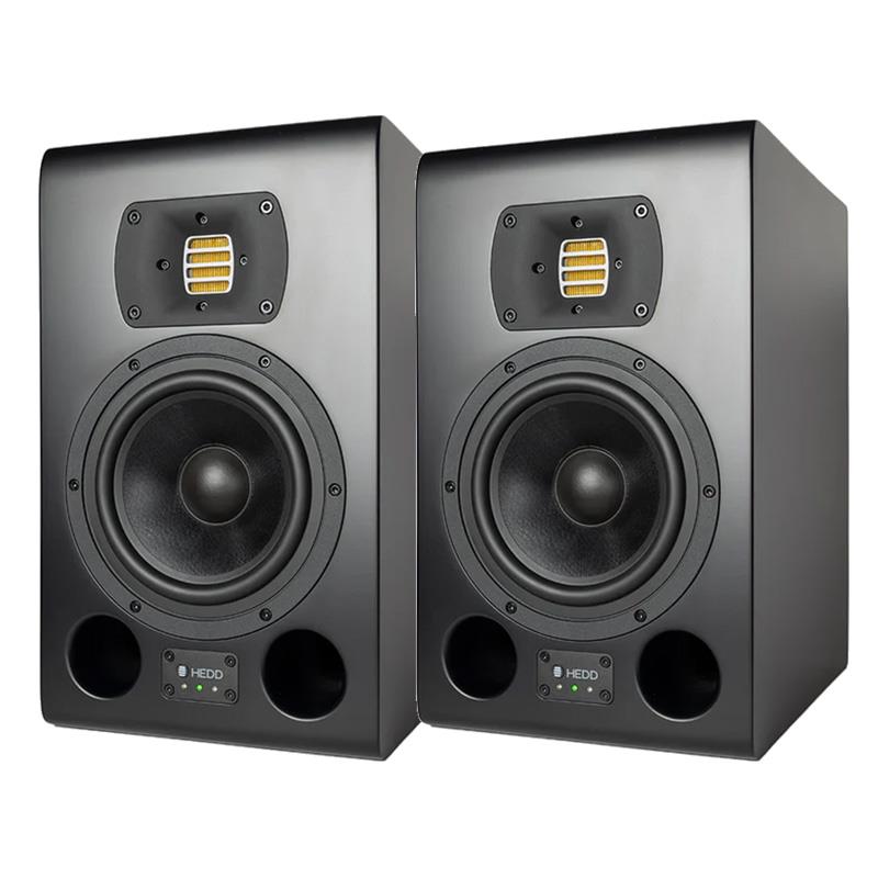 楽器種別：新品HEDD/新品 商品一覧＞＞レコーディング【180，000円〜340，000円】 商品一覧＞＞モニタースピーカー/モニタースピーカー/HEDD 商品一覧＞＞レコーディング機器買うなら、当店で！専門スタッフが迅速丁寧に対応します！HEDD Type 07 A-Core (ペア)(ヘッド オーディオ)(アナログ信号処理)(AMTツイーター)( Audio)商品説明【製品の特長】TYPE 07 A-COREは、小規模から中規模の空間において、極めて卓越した精緻なモニタリングを提供するために設計されました。HEDDの象徴であるAMTツイーターと、パワフルな7インチ・カスタムハニカムウーファーを搭載。透明感あふれる中高域と、深く自然な低域パフォーマンスを両立しています。プラグ＆プレイで導入可能な設計と純粋なアナログ信号経路により、レコーディング現場やホームスタジオ、さらにはコンパクトなDolby Atmos環境の構築に最適な一台です。・フルアナログ信号経路： コンバーター非搭載による低レイテンシーを実現。ソフトウェアに依存しない純粋な伝送。・7インチ・カスタムハニカムウーファー： 豊かな量感とスピード感を兼ね備えた低域再生。・高精細AMTドライバー： クリアで正確な中高域および高域の再現。・チューニング済みアナログフィルター基板： 自然な周波数分布を実現する精密設計。・High/Low シェルビングEQ： 部屋の特性や好みに合わせ、連続可変（±6 dB）で微調整が可能。・多彩な入力端子： RCA（アンバランス）、XLRおよびTRS（バランス）に対応。・前面スタンバイスイッチ： 操作性に優れた物理スイッチをフロントパネルに配置。・厳格な品質管理： 全ユニット、出荷前に動作テストを実施。・Atmos対応： マウント設置に対応し、イマーシブオーディオ環境にも最適。・ベルリンでの設計・組み立て： 厳選されたプレミアム・コンポーネントを使用。●Air Motion Transformer（エアー・モーション・トランスフォーマー）ドイツ・ベルリンの自社工場にて、厳選された高品質なコンポーネントを用いてハンドメイドされるHEDDのAMTは、極めて緻密で、驚くほど開放的なサウンドを実現します。超高域まで伸びる周波数特性と、卓越したトランジェント・レスポンス（音の立ち上がり速度）により、原音の持つ自然な響きを一切損なうことなく、忠実に再現します。●アナログの極致（Analog Excellence）A-COREモニターには、HEDDがこれまでに開発した中で最も洗練され、かつ信頼性の高い「アナログ・フィルター基板」が搭載されています。これにより、すべてのスピーカーにおいて極めて自然なレスポンスを実現するチューニングが可能となり、一切の妥協がない、低レイテンシーなアナログ信号経路を確立しました。●優れた操作性（Ease of Use）A-COREシリーズは、徹底したシンプルさを追求して設計されています。XLR、TRS、RCAといった多彩な入力端子を備え、さらに部屋の音響特性やユーザーの好みに合わせて調整できるEQも内蔵。セットアップに手間取ることなく、接続してすぐに音楽制作やリスニングに集中することができます。●ベルリンでの設計・製造（Designed and made in Berlin）すべてのHEDD製品は、ドイツ・ベルリンにて設計・組み立てられています。音響再生の豊かな歴史を受け継ぐ才能あるエンジニアと職人たちが、その技術を結集。一人ひとりのユーザーが奏でる「独自の音（the key of you）」に寄り添い、最適なチューニングを施した製品を送り出しています。【製品の仕様】・主な特徴：2ウェイ・アクティブ・ニアフィールドスピーカー、純アナログ信号経路、プラグ＆プレイ設計・ドライバー：7インチ・カスタムハニカム・コンパウンドウーファー、HEDD AMT（エアー・モーション・トランスフォーマー）ツイーター・アンプ出力：100 W ×2（ICEpower クラスDアンプ）・周波数帯域：38 Hz - 50 kHz・クロスオーバー周波数：2，200 Hz・最大音圧レベル (SPL)：116 dB SPL（ペア/1m地点）・入力端子：XLR、TRS（バランス）、RCA（アンバランス）・筐体設計：高耐久MDFキャビネット、ブラック・サテン仕上げ、フロントパネルLEDインジケーター・寸法 (H×W×D)：370 × 220 × 300 mm・重量：9.7 kg（1本あたり）イケベカテゴリ_レコーディング_モニタースピーカー_モニタースピーカー_HEDD_新品 SW_HEDD_新品 JAN:0745760375776 登録日:2026/01/24 モニタースピーカー スタジオモニター