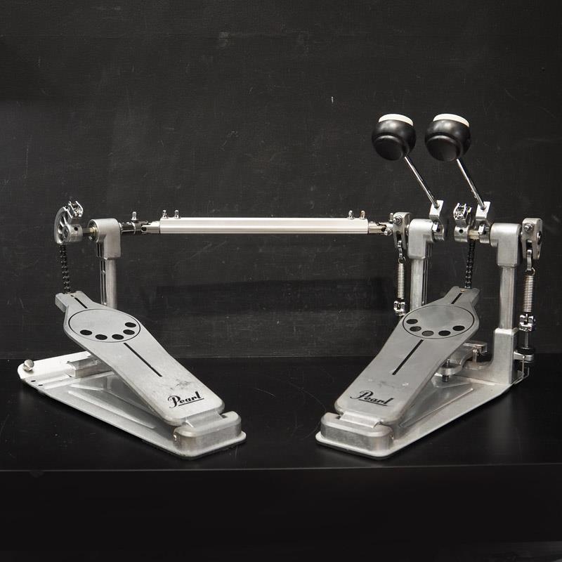 楽器種別：ユーズドPearl/ユーズド 商品一覧＞＞ドラム【10，000円〜30，000円】 商品一覧＞＞ドラムペダル/ツイン/Pearl 商品一覧＞＞安心してお買い物頂けるよう、スネアもシンバルも丁寧梱包でお届けします！Pearl USED 中古 P-932/NI [Demon Style Drum Twin Pedal/ベアリングアップグレード・モデル][セミハードケース付属]商品説明【NiNjAベアリングを採用したDemon Styleドラムペダルのバージョンアップ・モデルの中古品が入荷！】フラッグシップモデル、''Demon''シリーズに標準装備されている、''NiNjA''ベアリングを採用し、ビータ—アングルカムとスプリングの結合部分にもベアリングシステムを投入することで、3000 シリーズ= Demon Chainドラムペダルと遜色のないスムースなライトフィーリングを実現。更に、演奏中スプリングの緩みを防ぐClick Lockシステムや、クセのないアクションが得られる真円カムを採用することで、スピーディなフットワークを目指すプロフェッショナル〜エントリードラマー全てに対応してくれます。＜主な仕様＞●[バージョンアップ！] NiNjA Bearings：スケートボード用を元に新たに開発された、低摩擦で高精度のベアリングを主軸の部分にとりいれ、フリクションを排したスムーズなアクションを実現。ドラム・ペダルの隠れた心臓部といえる。●Click Lock Spring Tension：スプリングのテンションノブをロックして緩みを防ぐ、安心 機能。黒いノブの下にあるクリックロック・レバーを持ち上げれば調整ができる。●[バージョンアップ！] ビータ—アングルカムとスプリングの結合部分にもベアリングシステムを採用することで、更にアクションのロスを排除することができる。●[バージョンアップ！] クセのないアクションが特徴の、真円カムを装備。●Dual Surface Beater w/ Control Core：フェルトとプラスティックで、微妙にアールをつけた 面 で当たる形状にすることで、よりパワフルでアタックの効いたサウンドとなる。また、防振ゴムを内蔵することで、不要な高域のオーバートーンと振動を抑え、パワーの伝達性を高めることが可能。※中古品のためキズや汚れ、ビーターの消耗等使用感がございます。予めご了承くださいませ。※セミハードケースのショルダーストラップは失われております。イケベカテゴリ_ドラム_ドラムペダル_ツイン_Pearl_ユーズド SW_Pearl_ユーズド JAN:2500190873876 登録日:2026/04/18 ペダル ドラムペダル キックペダル パール