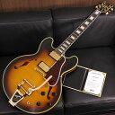 楽器種別：新品エレキギター/Gibson 商品一覧＞＞エレキギター/Gibson/Custom Shop 商品一覧＞＞エレキギター【755，000円〜1，415，000円】 商品一覧＞＞当店のギターは、出荷前に専門スタッフが検品・調整しているので安心です！Gibson Murphy Lab 1959 ES-355 Reissue w/Bigsby Vintage Wide Burst Light Aged SN. A930779【TOTE BAG PRESENT CAMPAIGN】商品説明イケベオーダーのES-355 Bigsbyが極少本数で入荷！只でさえゴージャスな雰囲気のES-355に、レギュラーカラーには無いVintage Wide Burstをセレクトすることでさらに高級アーチトップギターのような気品に満ちた貫禄のルックスを獲得！この美しいギターが手に入るのはイケベだけです！ぜひお見逃しなく！〜 Murphy Lab 〜カスタムショップ内に誕生したMurphy Lab（マーフィー・ラボ）は、ナッシュヴィルのギブソン・カスタムショップ内に新設されたラボで、科学的検証に基づく最新の技術を駆使して、ギターのエイジング（ヴィンテージ・ギターの経時変化した外観と弾き心地を再現する処理）を専門に行います。ギブソン・カスタムショップの立ち上げ時のメンバーであり、ヒストリック・コレクション開発のプロジェクト・リーダーとして尽力したトム・マーフィーは、その後新品のギターにヴィンテージのルックスとフィーリングをもたらすエイジングというテクニックで活躍してきました。トムのヴィンテージ・ギターへの情熱と深い知識に裏打ちされた技術によって、ギブソン・ギターの自然なラッカーのクラック、演奏による摩耗を見事に再現しています。トム・マーフィーとギブソンは、経時変化によりウェザーチェックと呼ばれるクラックを生じさせる、1950年代、1960年代のニトロセルロースラッカーを科学的に解析し、その変化のプロセスをひも解き、あらゆるモデルのプロトタイプによるテストを重ねて、ヴィンテージ同様のナチュラル・ウェザーチェックを再現するラッカー・プロセスを開発しました。マーフィー・ラボは、トム・マーフィーがギブソン・カスタムショップのチームを率いて、プロトタイプをもとに、あらゆるボディシェイプ、フィニッシュ、エイジング・レベルの検証を始めたことから、その構想が生まれました。その結果、これまでにないリアリティとこだわりを追求したエイジングを行うために、ギブソン・カスタムショップ内に設立されました。トム・マーフィーの存在と、その芸術的な作品の数々は、ギブソンの歴史の中で重要な役割を果たし、今もそしてこれからもマーフィー・ラボとして永遠に引き継がれていきます。本機は4段階で設けられた中で2番目に軽度なエイジングレベルとなる「Light Aged」が施された1959 ES-355 Reissueです。ES-355はLes Paulで言うところのアップグレードモデルである「Les Paul Custom」的な位置付けとなり、上級機種特有の豪華な装飾を採用している点が特徴です。ヘッドトップに輝くスプリットダイアモンドインレイ、輪郭をシャープに引き締めるマルチプライ・セルバインディング、オールゴールドのハードウェアに漆黒のエボニー指板の採用等、ES-355ならではの豪華さと圧倒的に重厚な存在感がES-335とは一線を画す雰囲気を醸し出しております。センターブロック同時期のES-335と同様にウインドウ無しのドリルホールを採用しています。Light Agedは軽度の凹みや塗装剥がれ等のダメージ、リアルな塗装の色艶とウェザーチェックを表現。指板エッジにはロールド加工が施され、優れたグリップ感がプレイヤーの皆様にはさらに嬉しい仕上げとなっております。基本的なスペックは最新のHistoric Specを採用。アンポッテッドのCustombucker Alnico IIIピックアップやアップデートされたアッセンブリ、True Historicパーツが引き続き装備されております。ピッキングに鋭く追従する鋭敏なレスポンスは、ギターをアンプにプラグインしたその刹那からプレイヤーを魔法の様にGibsonトーンの虜にしてしまいます！トーンを絞った際の音抜け感の良さは勿論のこと、ヴォリュームを絞っても程良くブライトさがキープされるコントローラブルなアッセンブリーは現代的な使用方法とも素晴らしい相性を見せてくれるでしょう！！原点に回帰することでさらなる進化を続けるGibson Custom Shopの最新型の入荷です。Custom Shop製ならではの素晴らしいトーン、Murphy Labが生み出す迫力満点のエイジングをぜひご堪能下さい！Serial No. A930779Weight≒4.01kg専用ブラウンハードケース付属商品詳細Body: 3-Ply Maple/Poplar/MapleNeck: Solid Mahogany with long neck tenonFingerboard: EbonyFrets: 22， Authentic Medium-JumboScale Length: 24.75inchNut Width: 1-11/16inchBridge: ABR-1 / Bigsby B7Machine Head: Grover MilkbottleHardware: GoldPickups: Custombucker Alnico III UnpottedControls: 2 Volume 、2 Tone 、3-way selector switchイケベカテゴリ_ギター_エレキギター_Gibson_Custom Shop_新品 JAN:4570155998867 登録日:2023/11/03 エレキギター ギブソン カスタムショップ