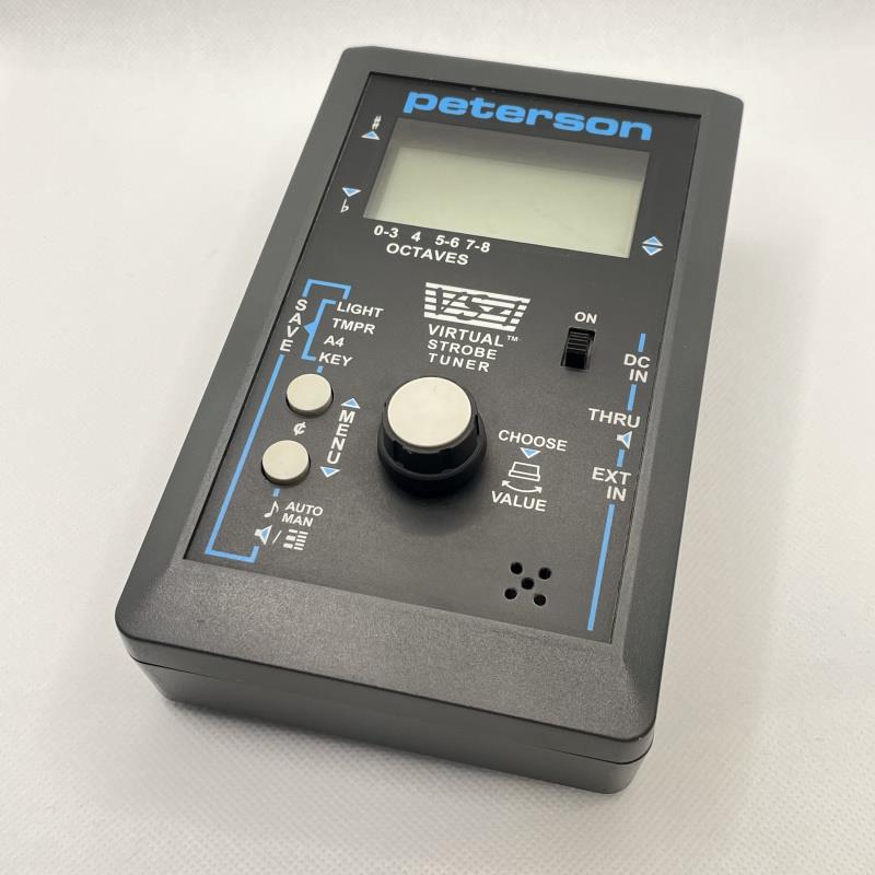 楽器種別：ユーズドunknown/ユーズド 商品一覧＞＞エフェクター【5，000円〜20，000円】 商品一覧＞＞その他周辺機器・アクセサリ/unknown 商品一覧＞＞安心してお買い物頂けるよう、コンパクトもマルチも丁寧梱包でお届けします！unknown USED 中古 VS-1商品説明Peterson社が開発した革新的なバーチャル・ストロボ技術を採用した初の製品。本チューナーのコンセプトは、Petersonが誇る卓越したデジタル回転ストロボディスク・チューニング技術と、現代のアナログ・デジタル・表示技術の最新の進歩を融合させたものです。VS-1チューナーは、単3形乾電池3本、またはACアダプターからの安定化DC電圧のいずれかで動作します。お住まいの地域によっては、チューナー購入時に適切なACアダプターが付属している場合があります。いずれの場合も、ACアダプターは使用するAC電源電圧から3.0V〜4.0Vの安定化DC電圧を供給し、少なくとも180mA（500mW）の電流に対応できる必要があります。DC INジャックには、プラス極の標準的な2.1mm/5.5mmプラグが必要です。アダプター欠品商品詳細コンディション：使用に問題なし要了承箇所：アダプター欠品付属品：なし保証：保証なし現状販売イケベカテゴリ_エフェクター_その他周辺機器・アクセサリ_unknown_ユーズド SW_unknown_ユーズド JAN:2500040847576 登録日:2026/03/26 エフェクターアクセサリ