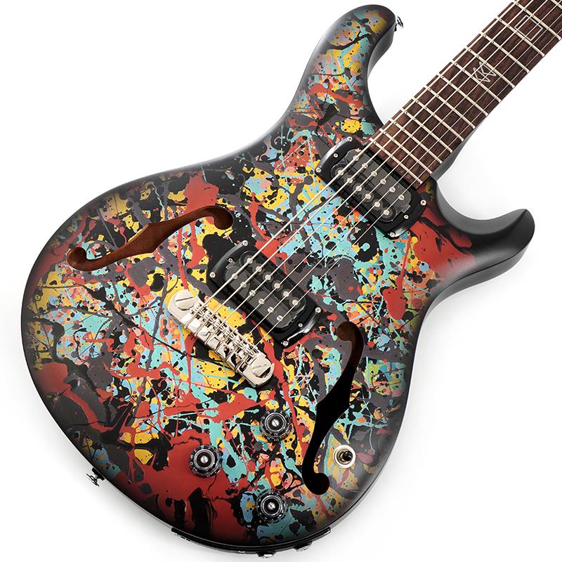 楽器種別：新品P.R.S./PRS SE SERIES 商品一覧＞＞P.R.S./新品 商品一覧＞＞エレキギター【205，000円〜395，000円】 商品一覧＞＞その他/P.R.S. 商品一覧＞＞当店のギターは、出荷前に専門スタッフが検品・調整しているので安心です！P.R.S. SE Ed Sheeran Cosmic Splash Limited Edition SN.CTIH079754 【2025年生産品】商品説明世界1，000本限定モデルSE Ed Sheeran Cosmic Splash Limited Editionエド・シーランとのコラボレーションにより誕生したSE Hollowbody I Piezo Baritoneは、彼のソングライティングへの情熱と、ステージを離れた時間に取り組んできたペインティングへの想いを高次元で融合させたモデルです。世界1，000本限定で生産されるこのPRS SE Cosmic Splashには、シーラン自身初となるアート作品展「2025 Cosmic Carpark Paintings」で発表された作品のひとつが、ボディトップ全面に施されています。インレイには、シーランの厚バムに用いられた再生、一時停止、巻き戻し、早送り、停止の各アイコンを採用し、アルバム『Play』のアイコンがトラスロッド・カヴァーにデザインされています。「ツアーをしていない時間でも創作的でいられるように、絵を描き始めました。ソングライティングについては、よく蛇口を開けたままにしておくという表現を使うのですが、本当に良いものを生み出すには、常にクリエイティブな感覚を保つことがとても大切なんです。このギターが、私自身と同じように、手にした人の創造性を刺激してくれる存在になってくれたら嬉しいですね。そこに自分の描いた作品が施されているというのも、本当に特別でとても嬉しく思っています。」 — エド・シーランPRS/LR Baggsピエゾ・システムとPRS 85/15 Sピックアップ、そして27.7インチのバリトーン・スケールを採用したこのSE Hollowbody Iは、倍音豊かなアコースティック特有の質感からパワフルなエレクトリック・トーンまで、ウォームで立体的、かつダイナミックなサウンドを生み出します。ピエゾ・ピックアップ単体での出力はもちろん、マグネティック・ピックアップとのブレンドも可能となり、演奏環境を問わず、幅広いサウンドメイキングを実現しました。今回、特別特典としてすべてのギターには、ボティトップと同じデザインのエド・シーラン直筆サイン入りのプリント(8インチ×8インチ)が同封されます。リズムコードを刻むストロークから、ループを用いたメロディ・プレイ、そしてバリトーン・スケールを活かした重厚なリフまで、SE Ed Sheeran Cosmic Splash Limited Editionは常に芳醇で明瞭なトーンを響かせ、プレイヤーをよりクリエイティブな世界へと導いてくれるでしょう。Weight≒3.08kgギグバッグ付属商品詳細BODYBody Construction : Hollowbody， FlatbackTop Wood : MapleBack Wood : MahoganyTop Carve : Shallow ViolinNECKNumber of Frets : 22Fretwire : PRS StandardHeight of Fret Crown : .046Width of Fret Crown : .104Scale Length : 27.7Neck Wood : MapleNeck Construction : Multi-PlyTruss Rod : PRS Double-ActingNeck Shape : Wide FatNeck Depth at the 1/2 Fret : 7/8Neck Depth at the 12 1/2 Fret : 61/64Neck Width at the Nut : 1 11/16Neck Width at the Body : 2 ?Fretboard Wood : RosewoodFretboard Radius : 10Fretboard Inlay : Media Button InlaysHeadstock Logo : Signature SENECK/BODY ASSEMBLENeck/Body Assembly Type : SetHARDWAREBridge : PRS Adjustable Stoptail PiezoTuners : PRS-Designed TunersHardware Type : NickelNut : PRSTruss Rod Cover : Ed Sheeran PlayELECTRONICSTreble & Bass Pickups : 85/15 SControls : Magnetic Volume， Piezo Volume， & Tone Control & 3-Way Toggle Pickup SwitchADDITIONAL INFOStrings PRS Classic : 14-68Tuning : Baritone (6 String): B E A D F# BAccessories : PRS SE Gig Bagイケベカテゴリ_エレキギター_その他_P.R.S._PRS SE SERIES_新品 SW_P.R.S._新品 JAN:0825362292470 登録日:2026/02/06 ギター ピーアールエス エスイー