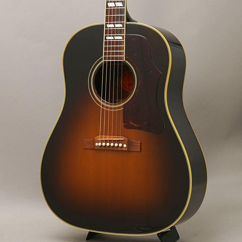 楽器種別：ユーズドGibson/Round Shoulder 商品一覧＞＞Gibson/ユーズド 商品一覧＞＞アコースティック・エレアコギター【170，000円〜320，000円】 商品一覧＞＞エレアコギター/Gibson 商品一覧＞＞アコギ買うなら、当店で！出荷前の検品・調整はもちろん、丁寧梱包でお届けします！Gibson USED 中古 Southern Jumbo ’06 ギブソン商品説明2006年製。使いこまれた貫禄あるルックスのサザンジャンボが中古にて入荷！！サザンジャンボは代表機種J−45の上位モデルとして1942年に登場しました。これまでに様々なマイナーチェンジが行われ、数々のミュージシャンに愛用されてきました。当機はその中でも人気高い50年代に見られる仕様が盛り込まれた、これぞサザンジャンボといったスペックです。状態としまして、当店入荷時に提携工房にてブレーシング接着、ナット交換、フレット擦り合わせ、全体セットアップを実施。演奏面や消耗パーツ類はばっちり調整済みでプレイアビリティは良好です。外観については木部に達するほどの割れは見受けられませんが、前オーナー様が弾き込んだことが強く感じられ、全体的にウェザーチェックを含む傷や打痕、ローポジションの指板抉れ、ワインダー傷や日焼け痕がありダメージが目立ちます。ペグはオープンバックタイプのGOTOH製、ブリッジピンが交換されています。ギブソンアコースティックらしい渋いオーラを纏ったプレイヤーズコンディションです。ピックアップはL.R.Baggs Elementを搭載、現行モデルと異なる1ボリュームのみシンプルなコントロールです。ライブユースでも即戦力となるでしょう。ライブでガンガン使いたい！ピカピカのギターじゃなくて味のある雰囲気のアコギがほしい！、そんな方にはまず一度お試しいただきたい一本！商品詳細Top：SpruceSide&Back:MahoganyNeck:MahoganyFingerboard:RosewoodScale Length：628mmNut Width：43mmPU：L.R.Baggs Element付属品：純正ハードケースイケベカテゴリ_アコースティック・エレアコギター_エレアコギター_Gibson_Round Shoulder_ユーズド SW_Gibson_ユーズド JAN:2500020845646 登録日:2026/05/20 エレアコ ギブソン ぎぶそん