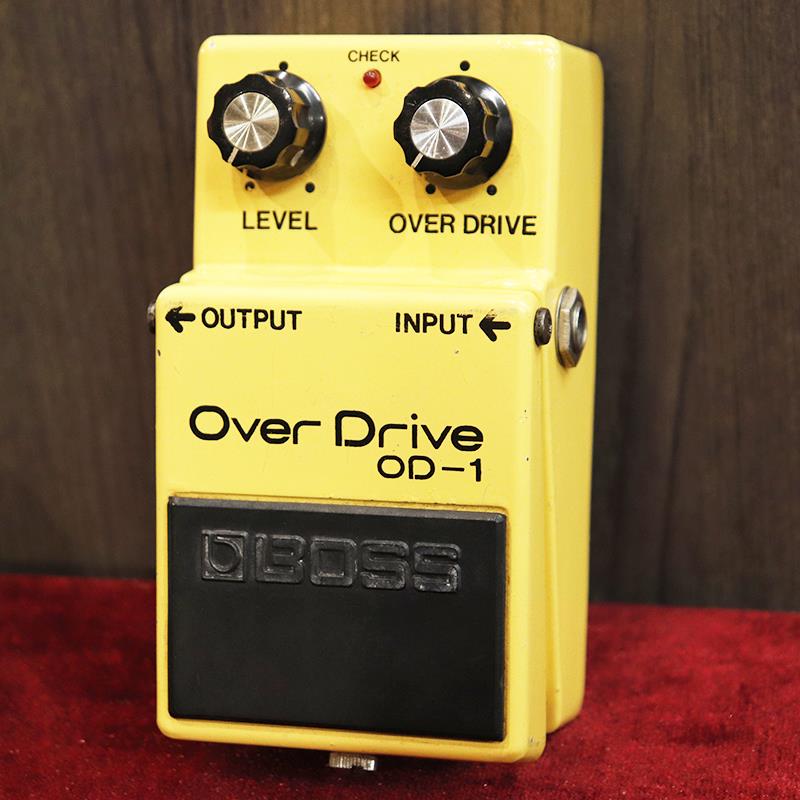 楽器種別：ヴィンテージBOSS/Distortion ／ Overdrive ／ Fuzz 商品一覧＞＞BOSS/ユーズド 商品一覧＞＞エフェクター【30，000円〜70，000円】 商品一覧＞＞ギター用エフェクター/歪み系/オーバードライブ/BOSS 商品一覧＞＞安心してお買い物頂けるよう、コンパクトもマルチも丁寧梱包でお届けします！BOSS VINTAGE OD-1 Over Drive Long Dash Silver Screw '79商品説明Bossコンパクトエフェクターの第1弾、世界中から現在も愛され続けるオーバードライヴ「OD-1」が入荷です。こちらは1979年頃に出荷された『OD-1』です。モデル名の全角ダッシュ、銀ねじ、スケルトンスイッチパーツという特徴を持つ1台。筐体に少々のキズや使用感がみられ、年式を考えるときれいなコンディションではないでしょうか。LEDライトの店頭は少し弱く感じられます。ペダルガイドブッシュ（止めねじ部分のゴム）の劣化がみられます。オペアンプICはデュアルチップの【JRC4558D】艶ありを搭載。ダイオードを用いた非対称クリップとシンプルなコントロールから繰り出される、ウォームで艶のあるナチュラルなオーバードライヴサウンドが心地よいですね。付属品：なし※ACAアダプター対応モデルとなります-------Heartman Vintage Guitarsは池部楽器店のヴィンテージ・ギター＆ベースの専門店です-------イケベカテゴリ_エフェクター_ギター用エフェクター_歪み系_オーバードライブ_BOSS_Distortion ／ Overdrive ／ Fuzz_ユーズド SW_BOSS_ユーズド JAN:2500070722423 登録日:2026/02/06 エフェクター コンパクトエフェクター ストンプボックス ボス