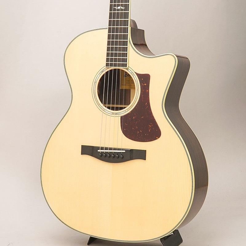 楽器種別：新品EASTMAN/新品 商品一覧＞＞アコースティック・エレアコギター【145，000円〜275，000円】 商品一覧＞＞エレアコギター/EASTMAN 商品一覧＞＞アコギ買うなら、当店で！出荷前の検品・調整はもちろん、丁寧梱包でお届けします！EASTMAN 【選定品】AC422CE #M2612583商品説明イーストマン工場現地選定品！！ハートマンギターズの担当秋田が、6月に中国のEastman工場にて膨大なストックの中から選定してきた厳選個体です（実物画像）。トップ、バックの木目はもちろん細かいサウンドの違いまで、一本一本丁寧に選んでおります。ルックス・サウンド共に間違いなくおススメできる1本！！お見逃しなく！！--------------------------------リーズナブルな価格ながらも、高いクオリティを誇るモデルを生み出し続けている「EASTMAN〜イーストマン〜」。長年ヴァイオリン、チェロ、コントラバスを作り続け培った技術がギター製作にも活かされています。さらに、近年は伝説のアコースティックブランド「ボジョア ギターズ」を買収し、そのエッセンスを存分に吸収しながら、より一層加工精度を高めております。こちら「AC422CE」は、サウンドバランスとプレイアビリティの良さからフィンガースタイルで人気のグランドオーディトリアムボディを採用した「ACシリーズ」。シトカスプルーストップにローズウッドサイドバック、マホガニーネックにエボニー指板という王道の組み合わせです。20万円を切る価格帯ながら、オール単板ボディにフルグロスフィニッシュという本格派な仕様となっております。グランドオーディトリアムならではのバランスの良さと、スプルース×ローズならではの深みのある低域と煌びやかな倍音感が特徴です。軽いタッチでもしっかりと反応してくれますが、しっかりとしたタッチにも追従してくる豊かなダイナミクスレンジを持ったギターとなります。繊細なニュアンスを表現するフィンガースタイルにうってつけのギターと言えるでしょう。ピックアップシステムには「L.R.Baggs Element EAS VTC」を搭載しておりますので、ステージでも即戦力でご使用いただけます。ボジョアと提携したことにより、格段にレベルが上がったイーストマン！！一音鳴らした瞬間に「良い...」と実感できる素晴らしいクオリティに仕上がっております。「ハイコストパフォーマンス」なギターではあるのですが、プライス関係なく「純粋に良いギターである」と感じさせる実力があります。是非一度お試しください！！商品詳細-Spec-Top : Solid Sitka SpruceBack&Side : Solid RosewoodBracing : Hand-Carved Scalloped XNeck : MahoganyFingerboard : EbonyhBridge : EbonyTruss Rod : Dual ActingTuners : Ping RM 1171-CVR 3+3Scale : 645.2mmNutWidth : 44.5mmP.U System：L.R.Baggs Element EAS VTCCase : Hard Caseイケベカテゴリ_アコースティック・エレアコギター_エレアコギター_EASTMAN_新品 SW_EASTMAN_新品 JAN:4582632720113 登録日:2026/07/27 アコースティックギター アコギ エレアコ イーストマン