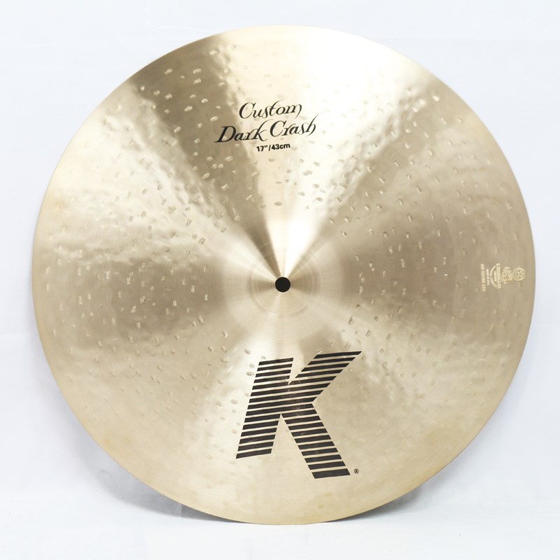 楽器種別：アウトレットシンバル/Zildjian 商品一覧＞＞シンバル/Zildjian/K Custom 商品一覧＞＞シンバル【25，000円〜55，000円】 商品一覧＞＞安心してお買い物頂けるよう、スネアもシンバルも丁寧梱包でお届けします！Zildjian K Custom Dark Crash 17 [NKZL17CDKC]【店頭展示特価品】商品説明※店頭にて試打済み商品となります為、細かい傷や汚れ、使用感等がございます。予めご了承くださいませ。【Rich Dry + Complex 〜伝説のK Zildjianサウンドと21世紀のテクノロジーの融合〜】K CustomKジルジャンをより個性的にアレンジしたシリーズで、多様化するサウンドニーズに応えオーバー・ハンマリング＆多様なレイジングを採用し個性的な表現力を持つジャズライドをラインアップ。＜Dark Crash＞繰り返しのハンマリングからくる、枯れながら深みのある倍音。シンウエイトで減衰は早め。サイズ：17ウェイト：Thinイケベカテゴリ_ドラム_シンバル_Zildjian_K Custom_アウトレット JAN:0642388110966 登録日:2024/02/11 シンバル ジルジャン Kカスタム