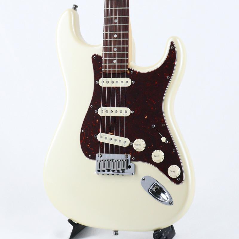楽器種別：ユーズドFender USA/Other 商品一覧＞＞Fender USA/ユーズド 商品一覧＞＞エレキギター【100，000円〜200，000円】 商品一覧＞＞STタイプ/Fender USA 商品一覧＞＞当店のギターは、出荷前に専門スタッフが検品・調整しているので安心です！Fender USA USED 中古 American Deluxe Stratocaster N3(Olympic Pearl)[SN.US12067072]フェンダー商品説明American Deluxe Series ストラトキャスターの中古品が入荷！モダン・ハイブリッドなフラッグシップ・モデルとして2016年まで生産され、後のAmerican Eliteシリーズへと引き継がれた当時の最新のFenderを追求したシリーズ。ミディアムジャンボフレット、ロックペグ、コンパウンドラディアス指板などのプレイアビリティに優れた仕様で幅広いジャンルへの対応が可能。Noiseless N3ピックアップ、S-1スイッチ搭載で多彩でローノイズなサウンドを実現しています。＊状態といたしましてフレットも部分的な大きなへこみ等は見られず約8割程度残、トラスロッドの余裕も十分に確認しております。電気系統も良好となっておりますが、全体的なボディの塗装に比較的浅い打痕や擦り傷が散見され、金属パーツに少々くもりなどが見られます。＊特に目立つ大きな傷等に関しましては写真をご参考ください。2012年製付属品オリジナル・モールドハードケース、アーム※リユース店舗の取り扱い商品は中古の1点限りのご用意となります為、誠に勝手ながらご注文のお客様優先でのご案内とさせて頂きます。お問い合わせやお取置きのご依頼の際は予めその旨ご了承下さいますようお願い致します。イケベ楽器店Website以外の商品ページをご覧のお客様は、「取扱店舗の商品ページを見る」または「楽器店の購入ページへ」よりご注文下さい。商品詳細商品スペックBody : AlderNeck : MapleFingerboard : RosewoodPickups : Noiseless N3 Single-Coil StratControls : Master Volume (with S-1 Switch)， Tone 1. (Neck Pickup)， Tone 2. (Middle and Bridge Pickups; No-Load Tone control)Scale Length : 25 1/2 inchWidth at Nut : 1.685 (42.8 mm)Fingerboard Radius : 9.5 to 14 Compound RadiusFinish : UrethaneWeight≒3.74kgイケベカテゴリ_エレキギター_STタイプ_Fender USA_Other_ユーズド SW_Fender USA_ユーズド JAN:2500010855778 登録日:2026/03/14 エレキギター フェンダー ふぇんだー フェンダーUSA