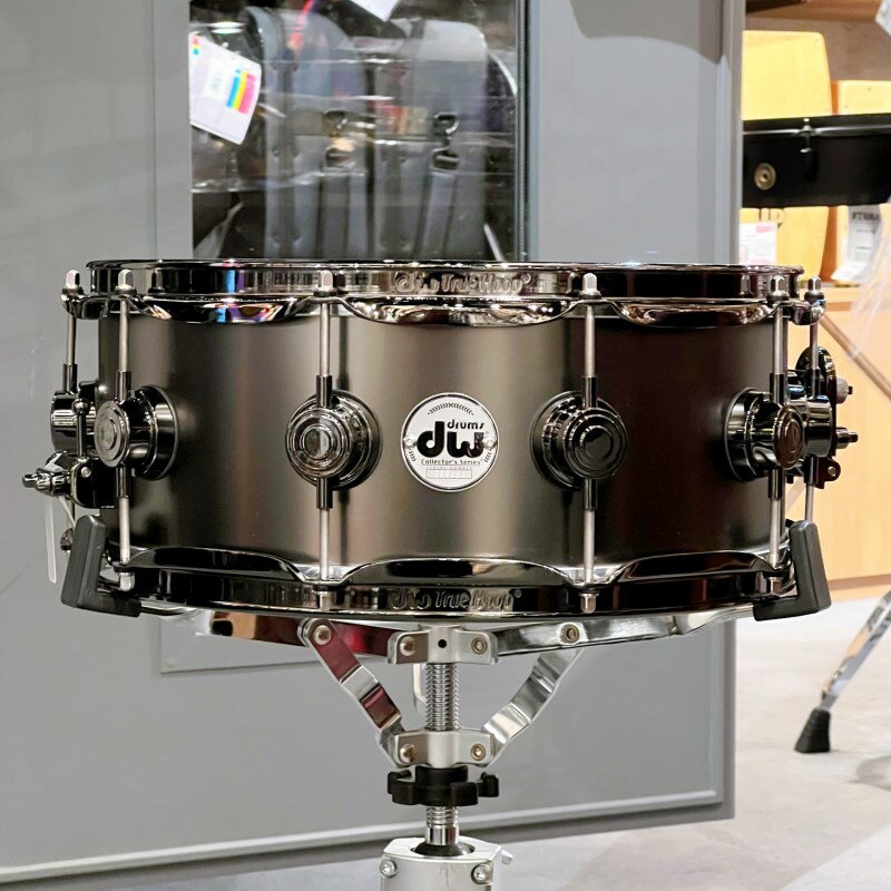 dw DRVD5514SVNBK [Collector's Satin Black Over Brass Snare 14×5.5 / Black Nickel Harare]
