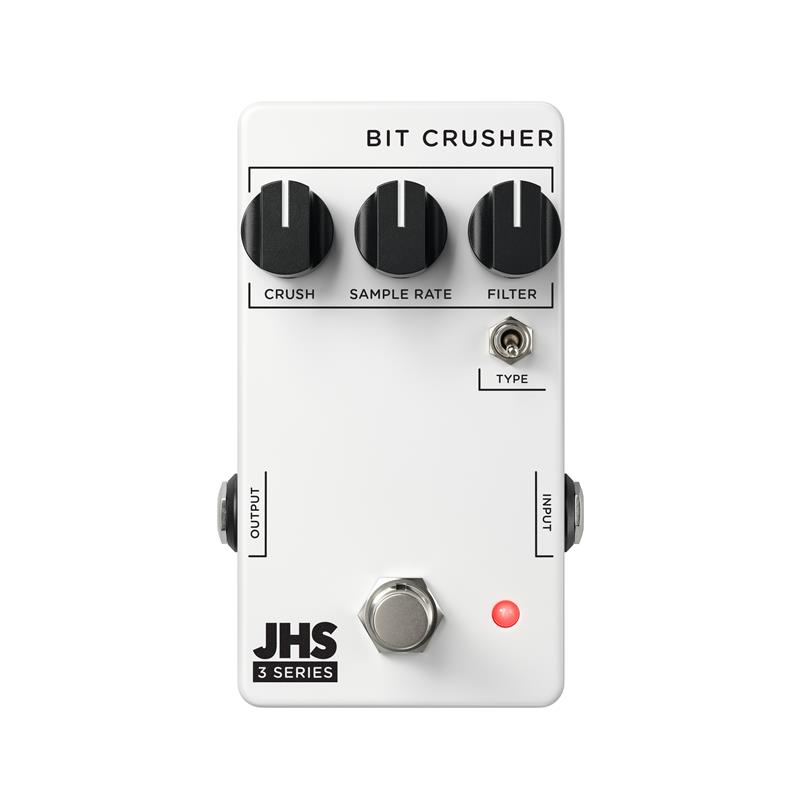 楽器種別：新品JHS Pedals/新品 商品一覧＞＞エフェクター【10，000円〜25，000円】 商品一覧＞＞ギター用エフェクター/歪み系/ファズ/JHS Pedals 商品一覧＞＞安心してお買い物頂けるよう、コンパクトもマルチも丁寧梱包でお届けします！JHS Pedals 【先取り大特価セール】BIT CRUSHER [3 Series] (ジェイエイチエスペダル/3シリーズ) ビットクラッシャー商品説明ビット深度の低減とサンプリングレートの低減という2つの機能を精密に実現するために一から設計され、その結果を成形するためのフィルターを搭載しています。CRUSH ノブはビット深度を制御し、反時計回りに回すとフル24ビット解像度から、時計回りに回すと1ビットへと変化します。これにより、未処理の状態から粒状でテクスチャーのあるサウンド、さらにはスクエアウェーブの攻撃的なサウンドやゲート処理されたデジタルディストーションへと変化します。SAMPLE RATE ノブは、クリーンな32.768 kHzから反時計回りに2.5 Hzまで調整可能で、微妙な倍音のシフトから、金属的なリングモジュレーションのようなカオス、そして完全なデジタル崩壊に至るまで、エイリアシングやアーティファクトを生み出します。内部構造としてフィルター部には「ゼロホールフィルター」と名付けられた独創的な回路を採用。これは、理論上のデジタル信号処理コンセプトを実際のアナログ回路へ落とし込んだユニークな設計です。対向する2つの1次フィルター（ハイパス／ローパス）が連動してスイープし、FILTER ノブを反時計回りに回すとハイパス成分が強まり、ローパス成分が弱まることで、中域にフォーカスした力強いサウンドへと変化します。TYPE スイッチを下側にするとシンセらしさが増し、ビンテージシンセベースのようなサウンドメイクが可能です。一方、上側ではゲーム機の内蔵スピーカーから鳴っているような、荒々しくローファイな質感を再現できます。商品詳細本ペダルのサイズは長さ 11.22 cm × 幅 6.04 cm × 高さ 3.10 cm となります。電源仕様は DC9V センターマイナス 消費電流値65mAです。イケベカテゴリ_エフェクター_ギター用エフェクター_歪み系_ファズ_JHS Pedals_新品 SW_JHS Pedals_新品 JAN:0810209870102 登録日:2026/06/29 エフェクター コンパクトエフェクター ストンプボックス
