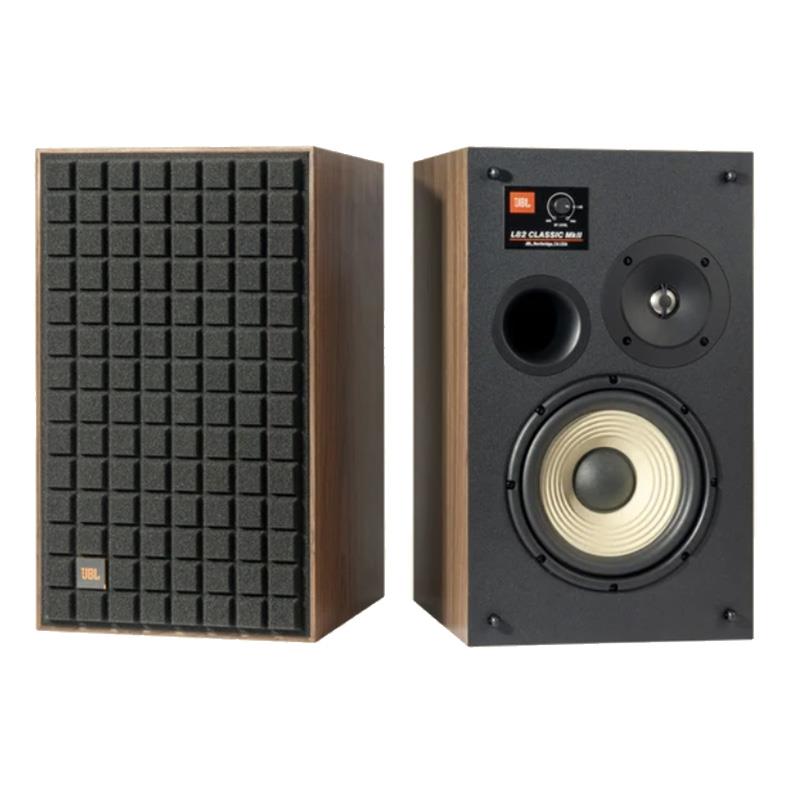 楽器種別：新品JBL/新品 商品一覧＞＞レコーディング【235，000円〜445，000円】 商品一覧＞＞モニタースピーカー/モニタースピーカー/JBL 商品一覧＞＞パワーレックは、専門スタッフに気軽に相談できる渋谷発のDTM・レコーディング機材専門フロアです。JBL L82 Classic MkII Black (ブラック)(ペア)(ジェイビーエル)( 2ウェイブックシェルフ型スピーカー)(ピュアチタンドームツイーター )(JT025Ti2-4)(L82MK2BLK)【国内正規品・1年保証】商品説明【製品の特長】L82 Classic MkII は、1970年代の銘機L100 Centuryを現代的な性能にアップデートして復刻した、JBL L Classic Seriesの更なる進化形です。 L82 Classic MkII は音質を向上させるために音響部品をアップグレードしています。改良型のウーファーとトゥイーターによる性能向上に加えて、クロスオーバー素子をアップグレードし、バイワイヤー/バイアンプ駆動に対応する金メッキ・バインディングポスト型のデュアルターミナルを搭載しています。キャビネットに施された JBL伝統の ウォールナット天然木突板 仕上げや、3色のバリエーションから選べる特徴的なQuadrexフォームをウォールナットのウッドフレームで縁どったグリルなど、L Classic シリーズ の基本的な意匠はそのまま MkII にも引き継がれています 。 この魅力的な外観の内側には、音楽愛好家垂涎のアップデートされたJBLサウンドとイメージングを実現する最新の音響設計が隠されています。●好評の L-Classic シリーズ共通のウォールナット天然木突板仕上げと3色のQuadrexフォームグリル●改良を加えた200 mm 径ピュアパルプ・ホワイトコーンウーファー●基板と素子をアップグレードし 、LF/HFのグランド回路を分離することでバイワイヤリング接続/パッシブバイアンプ駆動に対応した新設計ネットワークと金メッキ・デュアルターミナルを装備●25 mm 径ピュアチタンドームツイーター (JT025Ti2-4)●サテンウォールナットの突板仕上げを施したキャビネット●HFドライバー用アッテネーター●ユニットが左右対称に配置されたステレオペア【製品の仕様】仕様一覧スピーカータイプ200mm径 2ウェイ・ブックシェルフ型スピーカー低域用スピーカー200mm径ピュアパルプ・ホワイトコーン・アルミダイキャストフレームウーファー (JW200PW2-6)高域用スピーカー専用設計の音響レンズとウェーブガイドを搭載した25 mm径ピュアチタンドームツイーター (JT025Ti2-4)推奨アンプ出力25 - 150 W RMSインピーダンス8Ω出力音圧レベル(2.83V/1m)88dB周波数特性44Hz-40kHz (-6dB)クロスオーバー周波数1.7kHz仕上げブラック、オレンジ、またはブルーから選択できる Quadrex発泡グリル付き、純正ウォールナット化粧板のエンクロージャー外形寸法（高さx幅x奥行）473mm x 280mm x 315mmコントロールMFおよびHFドライバー用アッテネーターコネクタタイプバイワイヤー接続/パッシブバイアンプ駆動に対応する金メッキ・バインディングポスト型デュアルターミナル本体重量12.8kg (グリル装着時)梱包重量31.8kg梱包スピーカー数ペア専用スピーカースタンド高さ404mm■同梱物L82 Classic MkII エディション・ラウドスピーカー x 1ペアQuadrex フォームグリル x 1ペアクイックスタートガイド x1※ご購入いただいた製品を長く安心してご利用いただくため、 JBL国内サイトでの製品登録（無料）をおすすめしています。※詳細な製品仕様はメーカーサイトをご確認お願い致します。※ご使用前にご利用環境や動作状況などを予めご確認の上、ご購入をお願い致します。※商品の仕様、価格並びに付属品などは予告なく変更することがあります。#ジェービーエル#ジェイビーエルイケベカテゴリ_レコーディング_モニタースピーカー_モニタースピーカー_JBL_新品 SW_JBL_新品 JAN:4968929217717 登録日:2026/07/14 モニタースピーカー スタジオモニター