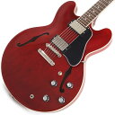 楽器種別：新品エレキギター/Gibson 商品一覧＞＞エレキギター/Gibson/ES Models | Full Acoustic Models 商品一覧＞＞エレキギター【265，000円〜495，000円】 商品一覧＞＞当店のギターは、出荷前に専門スタッフが検品・調整しているので安心です！Gibson ES-335 (Sixties Cherry) [SN.219230168]【TOTE BAG PRESENT CAMPAIGN】商品説明セミアコの代名詞こと、ギブソンES-335の最新モデル！メイプル/ポプラ/メイプルのラミネートボディ、マホガニーネック、指板はローズウッドを採用。ペグにはヴィンテージデラックス、ブリッジはABR-1、テイルピースはアルミ製を採用しております。サウンドの要であるピックアップには新しく開発された「Calibrated T-Type」ハムバッカーを搭載。箱モノ独特の奥行きのある艶やかなクリーントーンは勿論、歪ませた際にもしっかりと芯の残るサウンドはジャンルを選ばずオールマイティに活躍してくれます。商品詳細Weight≒3.85kgBodyShape: 335Back: 3-ply Maple/Poplar/MapleTop: 3-ply Maple/Poplar/MapleBinding: Single-ply CreamNeckNeck: MahoganyProfile: Rounded CNut width: 1.695 / 43.053mmFingerboard: RosewoodScale length: 24.75 / 628.65mmNumber of frets: 22Nut: Graph TechInlay: Acrylic DotsHardwareBridge: ABR-1 Tune-O-MaticTailpiece: Aluminum Stop BarKnobs: Black Top Hats with Silver ReectorTuners: Vintage Deluxe w/ Keystone ButtonsPlating: NickelElectronicsNeck pickup: Calibrated T-Type， RhythmBridge pickup: Calibrated T-Type， LeadControls: 2 volumes， 2 tones， 1 toggle switch， hand-wired with 500K potentiometers and orange drop capacitorsハードケース付属イケベカテゴリ_ギター_エレキギター_Gibson_ES Models | Full Acoustic Models_新品 JAN:4580568413567 登録日:2023/08/28 エレキギター ギブソン イーエス