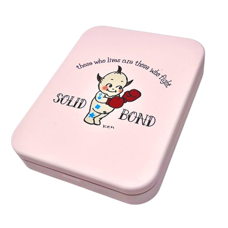 楽器種別：新品Solid Bond/新品 商品一覧＞＞楽器アクセサリ【〜5，000円】 商品一覧＞＞ピック/Solid Bond 商品一覧＞＞品揃え豊富な当店なら弦、パーツ、ケーブルなどのアクセサリーがまとめて揃います！Solid Bond SQ-CASE-BB 缶ケース商品説明横山健デザインの SolidBond の象徴的なデザインをスクエア型の缶ケースに落とし込みました。ピック、レンチ、その他のケースとして使い道は色々！！＜SQ-CASE-B「those who lives are those who fight」とはヴィクトル・ユーゴーの名言であり「生きている者とは、戦っている者のことだ」という意味です。サイズ縦：122　横：95　厚さ：20（mm)日本製※画像は使用イメージです。ピック等は小物類は付属しません。ケース本体のみの販売です。※一部画像は他カラーのものを使用しています。イケベカテゴリ_楽器アクセサリ_ピック_Solid Bond_新品 SW_Solid Bond_新品 JAN:4580633377428 登録日:2025/09/30 ピック ギターピック ソリッドボンド