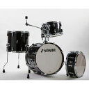 楽器種別：新品ドラムセット/SONOR 商品一覧＞＞ドラムセット【105，000円〜205，000円】 商品一覧＞＞安心してお買い物頂けるよう、スネアもシンバルも丁寧梱包でお届けします！SONOR SN-AQ2BOP #TSB [AQ2 BOP Shell Set / Transparent Stain Black] 【シンバル、ハードウェア別売】商品説明【AQ2 BOP TSB [BD18・FT14・TT12・SD14・シンバル＆タムホルダー / ラッカーフィニッシュ：トランスペアレント・ステインブラック]】アウターとインナーに北米産メイプルを、芯材にアジア産のメイプルを使用した、ミドルクラスドラムセット・シリーズAQ2！こちらのBOP（ボップ）キットは、18インチのバスドラムを中心に12インチ・タムタム＆14インチ・フロアタムの、いわゆるトラディショナルなジャズ系のサイズ構成に、14インチのスネアをプラス。サイズ的に持ち運びしやすく、セッティングも簡単。さらに、ラグには、チューニングの緩みを防止する「チューンセーフ」を内蔵。もちろん、1875年創業の歴史と伝統あるSONORサウンドをしっかりと受け継ぎ、小口径ながら適度な音量と素晴らしい鳴り、そして、十分にご満足いただける、しっかりとした芯のあるふくよかなサウンドを実現！ジャズ系の楽曲だけでなくポップスや歌ものロックまで幅広く対応し、スペースの限られた場所でのプレイにお使いいただける小口径ドラムセットとなっております。さらに、タムタムとシンバルをセッティング可能なホルダーもセットアップし、セッティングも思うがままの、初心者にはもちろん、中級・上級のドラマーにも十分満足できるスペックのドラム・キットとなりました。こちらは、美しい色合いのラッカー・フィニッシュのモデルです。＜スペック＞●シェル材：メイプル 7プライ - カナディアンメイプル 2プライ/アジアンメイプル 3プライ/カナディアンメイプル 2プライ●シェル厚：BD 7.2mm、SD・TT・FT・小口径BD 5.8mm●チューンセーフ・システム内蔵ラグ装備●SONOR上級モデルと同じく、CLTF - テンション・フリー・シェル成形工法・採用●45°ベアリング・エッジ●新開発のスマート・マウントは、金属パーツの総重量を抑えたデザイン。重量によるシェルへの負担を軽減します。●APS：ハードウェア類（ラグ、ブラケット）とシェルを、ダイレクトに接触させないラバー・スーペーサー＜セット内容＞Bass Drum：18×14、Floor Tom 14×13、Tom Tom 12×8、Snare Drum 14×6、タムホルダー（×1）、シンバルホルダー（×1）、ホルダーマウント（×1）＜カラー＞TSB / トランスペアレント・ステインブラック・ラッカー・フィニッシュ※画像はイメージです。※画像のタムホルダーとシンバルホルダー、ホルダーマウント以外のハードウェア、シンバルは付属致しません。※メイン以外の画像は、別カラー（TSB / トランスペアレント・ステインブラック：全体画像、ASB / アクア・シルバー・バースト：部分アップ画像）となっております。イケベカテゴリ_ドラム_ドラムセット_SONOR_新品 JAN:4044661503469 登録日:2018/01/18 ドラムセット ドラムキット ソナー ゾノア ゾナー