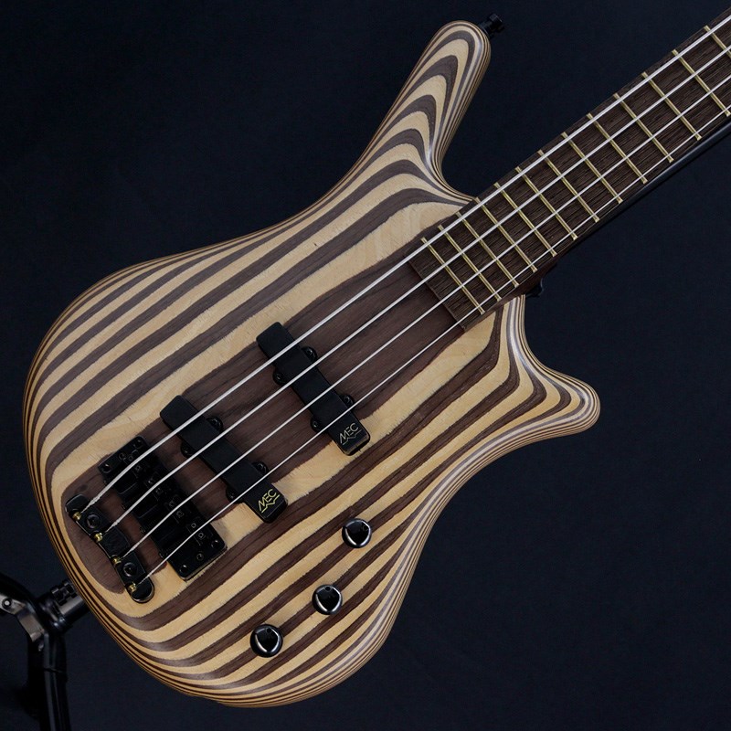 楽器種別：ユーズドエレキベース/Warwick 商品一覧＞＞エレキベース/Warwick/Thumb Bass 商品一覧＞＞エレキベース【185，000円〜355，000円】 商品一覧＞＞当店のベースは、出荷前に専門スタッフが検品・調整しているので安心です！Warwick Custom Shop Thumb Bass Bolt-On 4st (Black and White veneer laminated) '13 【USED】商品説明ラミネートボディが目を惹くカスタムショップ製サムベースの美品中古が入荷！本機の特徴は何と言ってもそのボディ、2種類の木材がラミネートされダイナミックなデザインに仕上げられたスペシャルカスタムウッド仕様となっております。その非常に精工な仕上がりからワーウィックの技術を存分に感じることができます。ネックと指板はともにウェンジが採用されており、サムベースならではのアタック感の気持ち良いクリスピーなサウンドを堪能できます。また、MECアッセンブリーの透明感のあるトーンと充実のEQ幅により、ブリンっとした力強いスラップサウンドやゴツっとしたボトムの締まった指弾きサウンドまで、軸のしっかりとブレないサムベースらしい低音を出力しております。ボディに裏に打コンが数か所ありますが、それ以外は非常に綺麗な状態を保っており、トラスロッドの残りもや余裕がありネックコンディションも良好です。なかなかお目にかかれない特別仕様の1本、是非お見逃しなく！Weight≒3.80kg※純正フライトケース付属イケベカテゴリ_ベース_エレキベース_Warwick_Thumb Bass_ユーズド JAN:2500030063962 登録日:2023/08/28 エレキベース ワーウィック サムベース