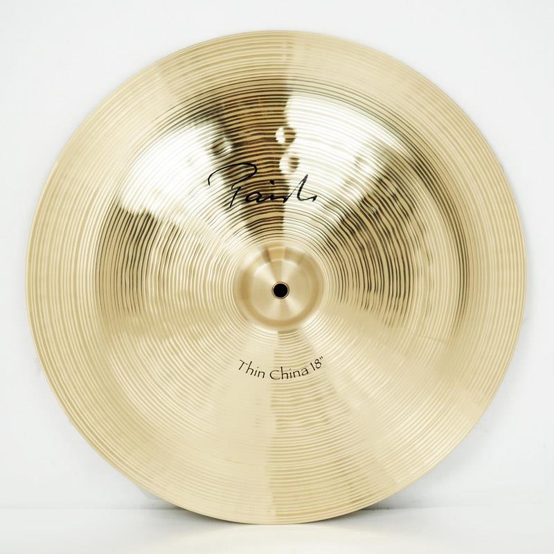 楽器種別：ユーズドPAiSTe/Signature The Paiste Line 商品一覧＞＞PAiSTe/ユーズド 商品一覧＞＞ドラム【20，000円〜45，000円】 商品一覧＞＞シンバル/チャイナシンバル/PAiSTe 商品一覧＞＞安心してお買い物頂けるよう、スネアもシンバルも丁寧梱包でお届けします！PAiSTe USED 中古 Signature The Line Thin China 18 [1290g]商品説明【シグネチャーシリーズ、シンチャイナの18インチ中古品が入荷！】＜Signature The Paiste Line（シグネチャー・ザ・パイステ・ライン）＞パイステシンバルの特徴とも言える「クリスタル・サウンド」の最高峰を目指し、1987年に開発された「PAT.#4， 809， 581」を最初に使用し、1989年にリリースされたのが、「ザ・パイステ」＝シグネチャー・モデルです。シャープで明快なアタック音、透明感にあふれたヴィヴィッドな響きと幅広いダイナミックレンジ は、シンバル・サウンドをさらに拡大します。心を映し出すソウルフルなサウンドからシャープでストレートなタイトサウンド、パワフルでアグレッシブなヘ ヴィサウンドまで、あらゆるミュージックシーンに活力を与えます。各モデルは特徴的なサウンドと象徴的なネーミングを持ち、1枚1枚入念な製法と厳しい品 質管理によって造られています。パイステが真に追求するアーティスティックな領域へのチャレンジ精神と鍛えぬかれた技術の結晶です。ザ・パイステ・ライン：シンチャイナ・18インチハイピッチなゴングサウンドを連想させるモデル。様々なセッティングや奏法に柔軟に対応。アタックの強調された、効果的なエフェクトサウンドが得られます。※中古品のため、キズや汚れなど使用感がございます。予めご了承くださいませ。イケベカテゴリ_ドラム_シンバル_チャイナシンバル_PAiSTe_Signature The Paiste Line_ユーズド SW_PAiSTe_ユーズド JAN:2500190756667 登録日:2025/10/12 シンバル パイステ シグネイチャー