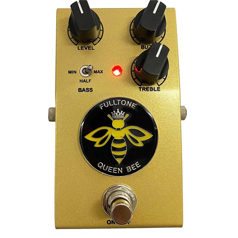 楽器種別：新品Fulltone/新品 商品一覧＞＞エフェクター【30，000円〜60，000円】 商品一覧＞＞ギター用エフェクター/歪み系/ファズ/Fulltone 商品一覧＞＞安心してお買い物頂けるよう、コンパクトもマルチも丁寧梱包でお届けします！Fulltone Queen Bee商品説明Custom Shop Queen Bee は、3つのNew Old Stock Military Flying Saucer ゲルマニウム・トランジスタを搭載した、アンプライクに動作するペダルです。ギターのボリューム・ノブを下げることでクリーンアップし、甘いミッド、明瞭さ、サスティーン、そして豊かなハーモニクスが際立つトーンを提供します。独自の構造により、ハイゲインペダルでありながら低ノイズを実現し、プロのギタリストに求められるサウンドを実現します。特徴■ゲルマニウム・トランジスタ搭載：3つのNOS Military Flying Saucer ゲルマニウム・トランジスタを使用。甘く豊かなサウンドを生み出します。■高いサスティーンとゲイン：第1、第2トランジスタが第3トランジスタに高負荷をかけることで、2トランジスタ構成のファズでは得られないサスティーンと歪みを実現。■トーンコントロール：Passive Hi-Cut Toneコントロールにより、さまざまなアンプに適応し最高のパフォーマンスを引き出します。■ロスレスBassスイッチ：3ポジションのBassスイッチが低域を調整し、タイトでパワフルなサウンドを提供。■カスタマイズ可能なバイアス：トランジスタ#3のバイアスをDC2〜6ボルトで調整可能。わずかな変更でサウンドやコンプレッション特性が劇的に変化します。■トゥルーバイパス設計：Fulltone 3PDTフットスイッチにより、バイパス時でも信号の整合性を最大限に保持。注意点電源に関する注意：ゲルマニウム・トランジスタが使用されているため、安定した電池または「センタープラス」の電源をご使用ください。DC分配ケーブルの使用はペダルにダメージを与える可能性があります。商品詳細スペック■製品サイズ：121 x 65 x 61mm■製品重量：448g■入力端子：1/4 TS PHONE■入力インピーダンス：100kΩ■出力端子：1/4 TS PHONE■出力インピーダンス：50kΩ■電源/消費電流：DC9V（φ2.1mmセンタープラス）/ 5mA（別売）or 006P / 9V電池（別売）■パッケージサイズ：14.5 x 8.5 x 8.3cm■総重量（パッケージを含む）：0.518kg■生産国：アメリカイケベカテゴリ_エフェクター_ギター用エフェクター_歪み系_ファズ_Fulltone_新品 SW_Fulltone_新品 JAN:0676891000957 登録日:2026/03/14 エフェクター コンパクトエフェクター ストンプボックス フルトーン