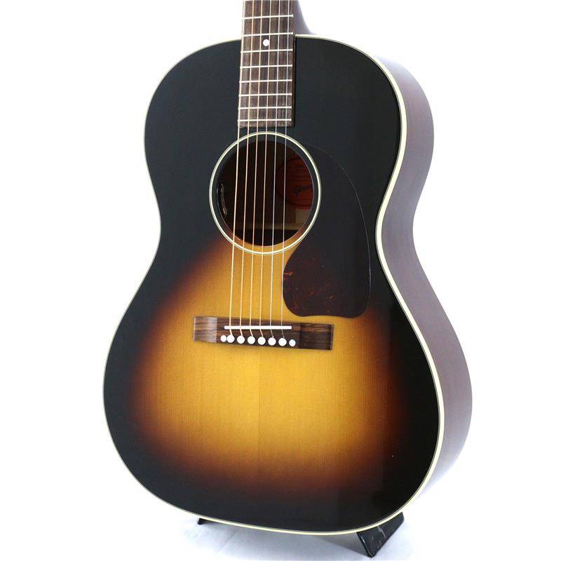 楽器種別：新品Gibson/Small Body 商品一覧＞＞Gibson/新品 商品一覧＞＞アコースティック・エレアコギター【225，000円〜425，000円】 商品一覧＞＞エレアコギター/Gibson 商品一覧＞＞アコギ買うなら、当店で！出荷前の検品・調整はもちろん、丁寧梱包でお届けします！Gibson 50s Original LG-2 （Vintage Sunburst） ギブソン ギブソン商品説明LG-2は、ギブソンの黄金期である通称バナー期の1942年に登場し、L-00の後継モデルとしてラインアップされました。J-45(TM)やサザンジャンボといったアイコニックなモデルと同時期に登場し、コンパクトなボディサイズながら、バランスの取れた豊かなサウンドを求めるプレイヤーから高い支持を集め、ギブソンを代表するスモールボディ・アコースティックのひとつとして確固たる地位を築いてきました。大型ボディのギターに代わる選択肢としても理想的なモデルです。ギブソンはこの度、長年の要望に応えてLG-2 50s Originalを復刻します。本モデルはヴィンテージのルックスを踏襲しながら、優れたクラフツマンシップを融合させた1本です。トップにはシトカ・スプルース単板を採用し、伝統的なスキャロップドXブレイシングによって支えられています。バック＆サイドにはマホガニー単板を使用し、豊かで響きのあるトーンを生み出します。ボディには3層のトップ・バインディングと1層のバック・バインディングが施されています。マホガニー・ネックは、快適なラウンド・プロファイルを採用し、ニカワで接合されたコンパウンド・ダヴテイル・ジョイント構造となっています。指板にはバインディングなしのローズウッドを採用し、20本のフレットとマザー・オブ・パールのドット・インレイを装備しています。ブリッジには、2つのマザー・オブ・パール・ドットを配したなだらかな形状のローズウッド・ブリッジベースを採用し、ボーン・ナットおよびボーン・サドル、TUSQ(R)ブリッジピン、ホワイト・ボタン付きGrover(R)ストラップ・チューナー、トータス柄のティアドロップ・ピックガードが、オーセンティックなヴィンテージ・ルックスを完成させています。シトカ・スプルース・トップは、マホガニー・トップを採用していた戦時中のLG-2モデルとは異なる、明るく生き生きとしたバランスの良いトーンをもたらし、幅広いジャンルや演奏スタイルに対応します。コンパクトなサイズ感は取り回しの良さを提供しつつ、レコーディングにおいても個性的なサウンド・キャラクターを発揮します。さらに、現代の演奏環境に対応するため、サウンドホール内にボリュームおよびトーン・コントロールを備えたL.R. Baggs(TM) VTCピックアップ・システムを搭載しています。LG-2 50s Originalは、自宅での演奏用としても、ライブ・パフォーマンスの相棒としても、あるいはレコーディングに新たな音色を加える1本としても、あらゆる用途に応えるモデルです。※画像はサンプルです。商品詳細Body Shape: LG-2Top: Sitka SpruceBody: MahoganyBinding: Three-ply Top， Single-ply BackNeck: MahoganyNeck Profile: RoundedNut width: 1.725/43.815mmFingerboard: RosewoodScale length: 24.75/628.65mmNumber of frets: 20Nut: BoneInlay: Mother of Pearl DotBridge: Sloped Rectangle， Closed Slot; RosewoodTuners: Grover Strap with Cream ButtonPlating: NickelElectronics: L.R. Baggs VTCControls: Soundhole-mounted Volume and ToneCase: Hardshell Caseイケベカテゴリ_アコースティック・エレアコギター_エレアコギター_Gibson_Small Body_新品 SW_Gibson_新品 JAN:4570156014061 登録日:2026/05/10 エレアコ ギブソン ぎぶそん
