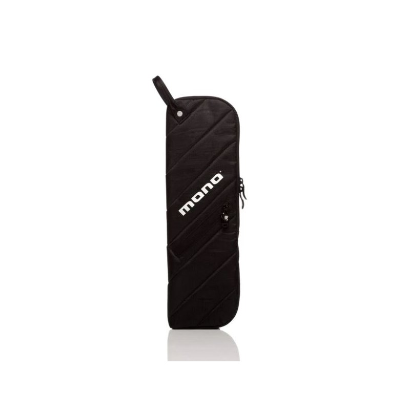 楽器種別：新品MONO/新品 商品一覧＞＞ドラム【5，000円〜20，000円】 商品一覧＞＞ドラムケース/MONO 商品一覧＞＞安心してお買い物頂けるよう、スネアもシンバルも丁寧梱包でお届けします！MONO M80-SS-BLK [Shogun Stick Case / Black]商品説明身につけても、スーツケースに入れても、Shogun Stick Caseがあれば、プレイの機会を逃すことなく身軽に旅をすることができます。頑丈な素材を使用したShogunは、ステルス性のあるトップオープン式のスティックケースで、必要なものだけを収納することができます。フロアタムやスタンドから吊り下げられるように設計されており、都市部の過酷な環境にも耐えられるように作られています。商品詳細3〜5ペアのスティック（バンドル、マレットを含む）を収納可能。※画像はイメージです。スティックやロッド、マレット、ブラシ等は付属致しません。イケベカテゴリ_ドラム_ドラムケース_MONO_新品 SW_MONO_新品 JAN:0649241919308 登録日:2021/06/30 ドラムケース モノ
