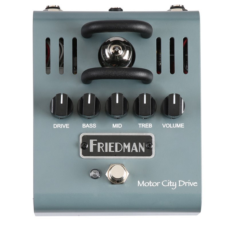 楽器種別：新品FRIEDMAN/新品 商品一覧＞＞エフェクター【25，000円〜60，000円】 商品一覧＞＞ギター用エフェクター/歪み系/オーバードライブ/FRIEDMAN 商品一覧＞＞安心してお買い物頂けるよう、コンパクトもマルチも丁寧梱包でお届けします！FRIEDMAN MOTOR CITY DRIVE（フリードマン）オーバードライブ商品説明MOTOR CITY DRIVEは、高電圧（220ボルト）駆動の12AX7Aチューブを搭載することにより、どのトランジスタやデジタルデバイスよりも、ナチュラルでアンプライクなサウンドのペダルが完成しました。 Dave Friedmanの故郷にちなんで名付けられたMotor City Driveは、軽いオーバードライブから豊かな高音域まで、豊かなチューブ・トーンを実現します。 Bass、Midrange、Trebleのトーンコントロールは真のチューブプリアンプスタイルのトーンです。 チューブはトランジスタよりも多くの電流を必要とするため、少なくとも350-400mAの電流を供給する電源が必要です。Features:・12AX7 Tube Overdrive Pedal・Gain， Bass Middle， Treble and Volume Controls.・True Bypass・Voltage Requirements: 9-12vDC - Minimum of 350-400mA of current・Built in USA・Dimensions: 4.5 x 5.5 x 3・Weight: 1 lbs.■各部名称とはたらきFOOTSWITCH（フットスイッチ） ペダルのオン/オフ（トゥルーバイパス）の切り替えスイッチです。VOLUME（ボリューム） 音量を調節します。DRIVE（ドライブ） オーバードライブの量を調節します。BASS（ベース） 低音域を調節します。MIDDLE（ミドル） 中音域を調節します。TREBLE（トレブル） 高音域を調節します。IN（イン） 入力端子です。OUT（アウト） 出力端子です電源:DC 9V-12V 電源アダプターのみ(400mA以上，センターマイナス) サイズ:11.4(W) x 14.7(D) x 7.2(H)cm ※ノブの高さを含む。 重量:481g 付属品:保証書、マニュアル（英語版） イケベカテゴリ_エフェクター_ギター用エフェクター_歪み系_オーバードライブ_FRIEDMAN_新品 SW_FRIEDMAN_新品 JAN:0763815128696 登録日:2017/04/21 エフェクター コンパクトエフェクター ストンプボックス フリードマン
