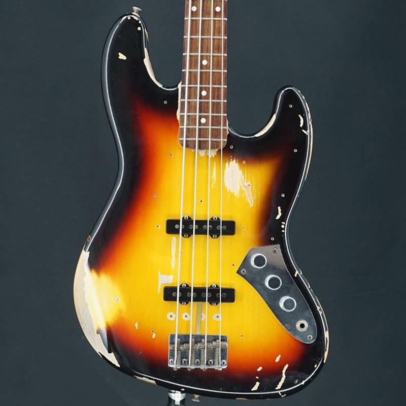 楽器種別：ユーズドFender Custom Shop/Custom Built Jazz Bass 商品一覧＞＞Fender Custom Shop/ユーズド 商品一覧＞＞ベース【395，000円〜745，000円】 商品一覧＞＞エレキベース/JBタイプ/Fender Custom Shop 商品一覧＞＞当店のベースは、出荷前に専門スタッフが検品・調整しているので安心です！Fender Custom Shop USED 中古 Jaco Pastrius Tribute Jazz Bass Fretted Mod.商品説明Custom Shop製、Jacoトリビュート・JBのフレッテッドモディファイ品。ベーシストのみならず、数多のミュージシャンに多大な影響を与え、一聴してそれと分かるフレーズ、サウンドで魅了するベーシスト、ジャコ・パストリアス。氏が愛用したベースの中で最もイメージするであろう、1962製Jazz BassをCustom Shopにて可能な限り忠実に再現致したのが本機、Jaco Tribute JBです。弾き込まれたダメージを大胆に再現したハードなレリック処理が、風格を感じるルックスに仕上げられています。パーツのくすみや塗装の剥がれのみならず、ネックの黒ずみまでが再現されている点は流石カスタムショップ。ビス穴跡を残しつつピックガード・レスにしているのは勿論、当時と同様ピックガード下にあたる箇所にはサンバーストの赤い色がフィニッシュされていない点や、頂点のフラットなクロームのノブを用いている点等、このモデルならではのこだわりポイントが随所にみられます。本機は指板面のコーティングを剥がしてフレットの打ち込みと調整がされており、合わせてナットも交換されているかと思われます。恐らく後から付いたと思われるスラップ傷とロッド調整時の傷がございますが、演奏上問題無くお使いいただけます。トラスロッドの余裕はあり、現状ネックコンディションも良好です。Weight≒4.16kg付属品：Fenderハードケース、認定証、べっ甲柄P.Gイケベカテゴリ_ベース_エレキベース_JBタイプ_Fender Custom Shop_Custom Built Jazz Bass_ユーズド SW_Fender Custom Shop_ユーズド JAN:2500030759476 登録日:2025/10/12 エレキベース フェンダー ふぇんだー フェンダーカスタムショップ フェンダーCS ジャズべ ジャズベース