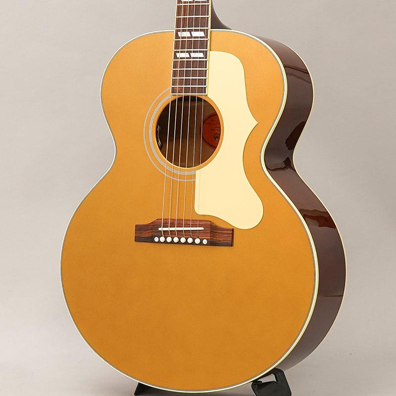 楽器種別：新品Gibson/Super Jumbo／Jumbo 商品一覧＞＞Gibson/新品 商品一覧＞＞アコースティック・エレアコギター【440，000円〜825，000円】 商品一覧＞＞エレアコギター/Gibson 商品一覧＞＞アコギ買うなら、当店で！出荷前の検品・調整はもちろん、丁寧梱包でお届けします！Gibson J-185 Original Gold Top 【限定生産モデル】 ギブソン商品説明ギブソン・カスタム限定企画Greatest Hits限定生産となるレギュラーラインナップには存在しない珍しいマテリアルや特別なスペックのモデル達。当店にも極僅少ながら入荷致しました。そのユニークなコレクションの中から特別なJ-185 Original Gold Topをご紹介させていただきます。J-185は、SJ-200よりもやや小ぶりで取り回しの良いボディを持ち、異なる装飾でのデザインで1951年に登場しました。J-185の基本スペックはサイドバックにメイプル材が採用されておりますが、当モデルはマホガニーボディ。ジャンボボディ×マホガニーという組み合わせもより濃い特別感を感じさせます。ギブソン・アコースティックでのゴールドトツプをどれだけ待ち望んだことでしょう。黄金色のフィニッシュにクリームカラーのピックガード、指板のダブルパラレログラムインレイにクルーソンタイプのペグといったファンとしては文句の付け所のないオーセンティックなスペック。スリムテーパーなネックシェイプとマホガニーのマテリアルも相まって甘くウッディな鳴り感。大きくくびれの深いボディから吐き出されるふくよかなローミッドレンジ、非常にまろやかでクリーミーなサウンドです。ピックアップには定番のアンダーサドルピエゾ、L.R.Baggs製Element VTCを搭載。ステージ映え間違いなしなルックスも相まって、ライブユースの方にも即戦力な仕様。滅多に世に出回ることのない希少なカスタムカラー。これほどまでにギブソンファンとしてのハートを熱くさせるJ-185を手にすることに迷いは必要ありません。商品詳細Top:Sitka SpruceSide&Back:MahoganyFingerboard:RosewoodNeck:MahoganyScale:628.65mmNut Width:43.81mmPU:L.R.Baggs Element VTC付属品：純正ハードケースイケベカテゴリ_アコースティック・エレアコギター_エレアコギター_Gibson_Super Jumbo／Jumbo_新品 SW_Gibson_新品 JAN:4570156021755 登録日:2026/03/27 エレアコ ギブソン ぎぶそん