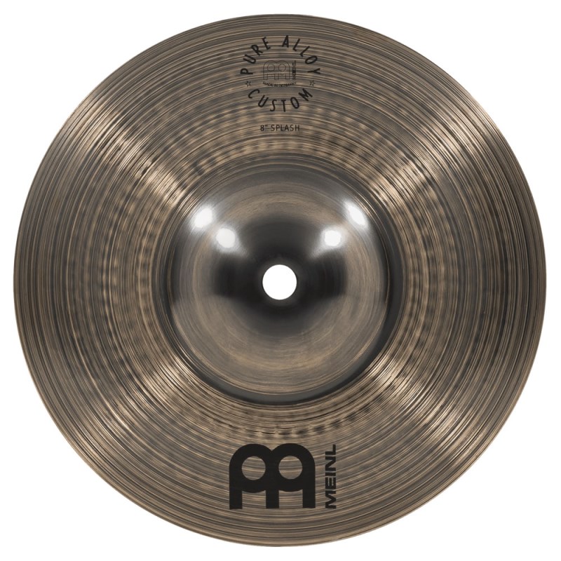 楽器種別：新品MEINL/Pure Alloy 商品一覧＞＞MEINL/新品 商品一覧＞＞ドラム【10，000円〜30，000円】 商品一覧＞＞シンバル/スプラッシュ/MEINL 商品一覧＞＞安心してお買い物頂けるよう、スネアもシンバルも丁寧梱包でお届けします！MEINL PAC8S [Pure Alloy Custom Splash 8'']商品説明＜Pure Alloy Custom＞PURE ALLOY を発売以来、多くのアーティストから薄いウエイトを求める声が寄せられました。様々なオプションをテストした後、ラインナップにミディアムシン・ウェイトの追加を考えました。 ピュアアロイの特徴である明るい輝きとサステインを保持しながら、暖かみのあるボディと素早いディケイで、わずかにソフトなアタックを生み出します。ドイツでピュアアロイ・ブロンズからハンマリングで成形されます。 このシンバルを際立たせるため、カスタムスモークブロンズと呼ばれる新しいフィニッシュを表面に施し、裏面は磨き上げたブリリアント・フィニッシュしています。 ピュアアロイ・ブロンズは、どのドラムキットにもユニークで美しい追加シンバルになるでしょう。スモークブロンズトップとブリリアントボトムの見事な組み合わせです。＜スペック＞タイプ：Splashウェイト：Medium Thinサイズ：8マテリアル：Pure Alloyフィニッシュ：Smoked-Bronze， Brilliantシェーピング：Computerized Hammeringスタイル：Rock， Pop， Fusion， R&B， Reggae， Studioピッチ：Low-Midキャラクター：Complex， Full-bodied， Musical， Sensitive， Smooth， Warmティンバー：Mid-Darkボリューム：Medium to Lowレイジング：Pinpointサスティーン：Mediumイケベカテゴリ_ドラム_シンバル_スプラッシュ_MEINL_Pure Alloy_新品 SW_MEINL_新品 JAN:0842960109641 登録日:2023/04/27 シンバル マイネル
