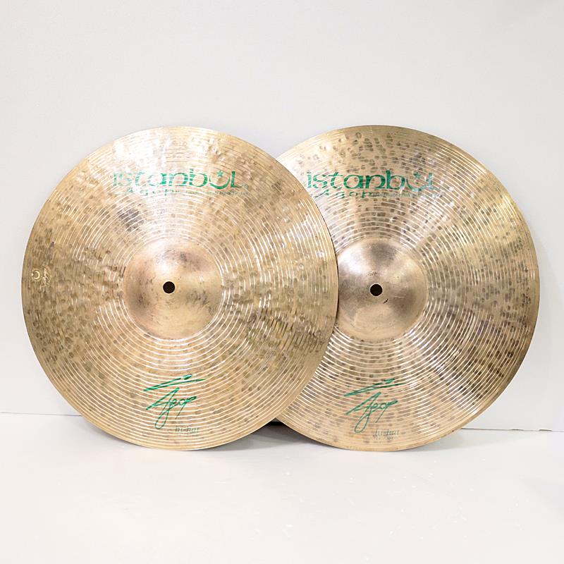 楽器種別：新品Istanbul／Agop/新品 商品一覧＞＞ドラム【55，000円〜105，000円】 商品一覧＞＞シンバル/ハイハット/Istanbul／Agop 商品一覧＞＞安心してお買い物頂けるよう、スネアもシンバルも丁寧梱包でお届けします！Istanbul／Agop Agop Signature Hihats 14'' Pair [820g/930g]【スタッフ選定品】商品説明＜Agop Signature＞今は亡き先代の技術を継承した息子達による伝統の逸品。ミカエル・ジルジャン氏の元で修行しマイスターとなった、Istanbul創始者の一人でもある父親アゴップ・トムルジュクの偉業をしのんで開発されたシリーズです。シンバルマイスターとして、革新的なハンドメイドシンバルの製作に人生を捧げた彼の小さなノートには、人生最後のプロジェクトとして、このシリーズの製作アイディアにまつわる秘話が綴られていました。非常にダークでドライなサウンドが魅力です。＜Hihats＞表面を未加工のまま音溝だけを加え、クリアなスティックワークを持ちながら豊かな倍音もあわせ持つ独特のラインナップです。サイズ：14インチペアウェイト（実測値）：Top 約820g / Bottom 約930g※店頭にて試打を解禁しております為、細かな傷や打痕、指紋汚れなどが発生する場合がございます。予めご了承ください。イケベカテゴリ_ドラム_シンバル_ハイハット_Istanbul／Agop_新品 SW_Istanbul／Agop_新品 JAN:4560287440259 登録日:2026/03/03 シンバル イスタンブール アゴップ