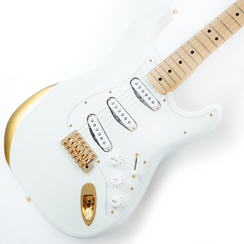 楽器種別：新品Fender Made in Japan/Artist 商品一覧＞＞Fender Made in Japan/新品 商品一覧＞＞エレキギター【145，000円〜275，000円】 商品一覧＞＞STタイプ/Fender Made in Japan 商品一覧＞＞当店のギターは、出荷前に専門スタッフが検品・調整しているので安心です！Fender Made in Japan Ken Stratocaster Experiment #1商品説明Ken Stratocaster Experiment #12021年に結成30周年を迎えたL’Arc&#12316;en&#12316;Cielのギタリストとして長年に渡りストラトキャスターを愛用してきたKenの新しい日本製シグネイチャーモデル。オリジナルホワイトのボディーとマッチングヘッド、ゴールドのハードウェアの組み合わせは「金継ぎされた日本の陶器」というKenのイメージからデザインされています。最小限のカットに抑えられたエルボーコンターはゴールドに塗装され、さらにアクリルのピックガードとコントロールパネルにより、ピックアップ、コントロール、スプリングのキャビティーまでゴールドに塗装されているのが見て取れます。 また本人の実機からプロファイルされたこだわりの太いネックとバックコンターをあえて無くした剛性の高いボディーに直付けにされたピックアップV-Mod IIとFat 50sの組み合わせによってKenの理想のサウンドを実現しました。近年のKenモデルには欠かせないフロントとリアピックアップのブレンダーやロック式チューナー、6-Saddle Pure Vintage Synchronized Tremoloなど本人のこだわりが凝縮されたギターになっています。※画像はサンプルです。製品の特性上、杢目、色合いは一本一本異なります。商品詳細Body Material: AlderBody Finish: Gloss UrethaneNeck: Maple， Ken U ShapeNeck Finish: Satin PolyurethaneFingerboard: Maple， 9.5 (241 mm)Frets: 21， Vintage StylePosition Inlays: Black Dot (Maple)Nut (Material/Width): Bone， 1.650 (42 mm)Tuning Machines: Locking Tuner Gotoh SG381-07-L6 MG-T GGScale Length: 25.5 (648 mm)Bridge: 6-Saddle Pure Vintage Synchronized TremoloPickguard: 1-ply AcrylicPickups: Fat 50?s Single-Coil Strat (Bridge)， V-Mod II Single-Coil Strat (Middle)， V-Mod II Single-Coil Strat (Neck)Pickup Switching: 5-Position BladePosition 1. Bridge PickupPosition 2. Bridge and Middle PickupPosition 3. Middle PickupPosition 4. Middle and Neck PickupPosition 5. Neck PickupControls: Master Volume， Master Tone， Neck and Bridge Pickup BlenderControl Knobs: WhiteHardware Finish: GoldStrings: Nickel Plated Steel (.009-.042 Gauges)ギグケース付属イケベカテゴリ_エレキギター_STタイプ_Fender Made in Japan_Artist_新品 SW_Fender Made in Japan_新品 JAN:0717669556716 登録日:2022/11/24 エレキギター フェンダー ふぇんだー フェンダージャパン フェンジャパ フェンダーJ