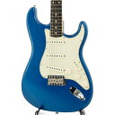 楽器種別：アウトレットエレキギター/Fender Custom Shop 商品一覧＞＞エレキギター/Fender Custom Shop/Custom Built Stratocaster 商品一覧＞＞エレキギター【365，000円〜685，000円】 商品一覧＞＞当店のギターは、出荷前に専門スタッフが検品・調整しているので安心です！Fender Custom Shop 2021 Limited Edition 1961 Stratocaster Journeyman Relic Ultra Marine Blue 【特価】商品説明ロックハウスイケベ池袋/お勧めのFender Custom Shop Custom Built！長期展示につき新品スペシャル・プライス！カスタムカラー、「Ultra Marine Blue」フィニッシュを採用した2021年日本限定モデル！！スリムネックネックのアルダー/ローズ仕様にFat60sピックアップ搭載が特徴の一本です！！Fender Custom Shopはフェンダー社が仕入れた木材の中から厳選されたマテリアルを用い、昔ながらのハンドクラフトと高い製作技術でフェンダー・ブランドにおける最上級のギターを制作するために1987年に設立されたセクション。長い歴史を誇るフェンダー社の伝統と技術を受け継いでいるセクションであり、マスタービルダーシリーズのような世界に1本しか存在しないモデルを始めとし、限られたスタッフにより組み上げられたカスタムショップならではのラインナップはまさに最上級。製作に使用される道具の数々は当時から使用されていた物を使用。フェンダーギターのノウハウを熟知したスタッフ達の拘りによって生み出される楽器は、弾き手を満足させる極上のクオリティとサウンドを誇り、生涯付きあうことのできる頼もしい相棒となることでしょう。こちらの一本は、ローズ指板採用後の1961年ストラトキャスターをベースに、日本限定仕様でオーダーされた一本！！Fender Custom Shop製品用に専門スタッフが厳選したアルダーボディを採用。深いコンター加工により体にフィットするシェイプで仕上げられております。ボディ同様に厳選されたネック材には、プレーン・メイプルを使用。9.5Rに仕上げられた指板材は、良質なローズウッドが使用されております。ボディ＆ネックフィニッシュはビンテージ同様にオールラッカー・フィニッシュ。大事に使用され続けた質感を再現したジャーニーマン・レリック加工は、ウェザーチェックと打痕が主なダメージとなります。通常、ネック裏塗装は大きく剥がされている場合が多いですが、今回入荷の一本はサイドが剥がされた程度のダメージで仕上げられております。ボディのトップコートはDeluxe Closet Classicのように、光沢が残った状態が再現されており、美しさも感じられます。ウェイトは約3.53kgです。丁度使い易くも、芯のあるサウンドを生み出すバランスとなっております！ネックグリップは60年代前期に見られるスリムネック｢60s Oval C｣を採用。ローポジションのスリムな形状からハイポジションに向かって厚くなるシェイプが特徴。手の小さい方でも、ローコードを握りこんだ際の圧迫感が感じにくいサイズで、非常にプレイアビリティの良いネックシェイプです！フレットには、ビンテージサイズを大きくした演奏性に優れたミディアムサイズを使用。弾き易さ抜群の一本です！ハードウェアには、PAT.PEND.刻印サドルを採用したシンクロナイズド・トレモロ、マシンヘッドはビンテージタイプのクルーソンペグを装備。ボルトオン構造によるクリアな生鳴りが特徴のフェンダーの中でも、カスタムショップ製品の一線を超える生鳴りは、アンプから出力された際の空気感とサウンドの厚みが別次元。更には、レリック仕上げによって得られる響きが、1コード弾くだけでボディ＆ネックのバイブレーションを充分に体感できるほど。圧倒的な生鳴りは、アンプで出力せずとも何時までも弾いていられるほど心地良く、また弾き応えのあるカスタムショップでしか味わえないクオリティでございます！その素晴らしい鳴りを再生するピックアップには、1960年代をベースとした｢Fat 60s｣シングルコイルを3基搭載。アルダー/ローズのウッドマテリアルにFat60sピックアップを搭載することで、60年代らしい太い中低域のトーンは勿論、Fatシリーズ特有の速く強いピッキングをした際のアタック感もある万能なサウンド。これぞビンテージスタイルでありながら、汎用性の高いストラトキャスターと感じさせてくれるトーンを是非体感下さい。ミドル・ピックアップは逆巻逆磁極になっているので、ミックス(ハーフ)・トーン時にハムバッキングと同様のハムキャンセル効果を得られます。ノイズが気になる際に、ミックスポジションにスイッチを入れることでノイズが減るので、ライブ中やレコーディングで上手く活用できるでしょう。コントロールはシンプルなモダン配線を採用。5wayのレバースイッチ、マスターボリューム、ネックピックアップ・トーン、ミドル＆ブリッジピックアップ・トーン配線となります。ブリッジにトーンを接続する事で、ネック＆ミドルPUとのトーンバランスが取れています。ボディフィニッシュは深みのあるメタリックブルーで仕上げられたカスタムカラーの「Ultra Marine Blue」フィニッシュ。画像ではお伝え出来ませんが、近くで見るとキラキラとした極小のメタリック粒子(フレイクのよう)が美しいです。深みのある蒼味が格別の存在感を放っております！ビンテージ・スペックから少しだけ扱い易く、モダンにカスタマイズされたような即戦力仕様の一本！今回、長期展示につき新品スペシャル・プライスとなっております！プレイアビリティに問題はございません。是非、この機会をお見逃し無く！S/N R11358Weight≒3.53kg商品詳細■SPECBody : Select 2PC AlderNeck : Plain Grain Maple， 60s Oval C-Shape，Fingerboard : Rosewood(Slab)， 9.5RadiusFrets : 21F ，Midium Vintage/47095 FretsTuners : VintagePU ; Custom Shop Fat 60s Single-Coil w/Middle PU RWRPPickguard : 3-Ply Mint GreenSW : 5-WayControls : Master Volume，2 Tone (N/M&B)Bridge : American Vintage Synch-TremoloFinish : Nitrocellulose Lacquer■専用ハードケース、認定書他付属イケベカテゴリ_ギター_エレキギター_Fender Custom Shop_Custom Built Stratocaster_アウトレット JAN:0717669534820 登録日:2023/08/07 エレキギター フェンダー ふぇんだー フェンダーカスタムショップ ストラト ストラトキャスター