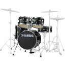 楽器種別：新品ドラムセット/YAMAHA 商品一覧＞＞ドラムセット【70，000円〜135，000円】 商品一覧＞＞安心してお買い物頂けるよう、スネアもシンバルも丁寧梱包でお届けします！YAMAHA Manu Katche Junior Kit/シェルセット [JK6F5RB] 【レーベン・ブラック】【お取り寄せ品】 【キッズにもおすすめ！】商品説明※こちらはメーカーからのお取り寄せ商品となります。在庫状況によってお届けまでにお時間を頂戴する場合がございますので予めご了承くださいませ。※こちらはシェルセットとなります。タムホルダー以外のハードウェア、スツール、シンバルは付属致しません。【これからドラムをはじめるお子様にも！】マヌ・カチェは、多彩なアーティストとの共演で母国フランスを始め、ワールドワイドで活躍中のトップドラマー。また、プレイヤーとしてのみならず、ドラム講師・指導者でもあり、その経験からくるアイディアを多数搭載し、シェル材、ドラムセット構成へのこだわりを盛り込み、以前のモデルに比べ、大きく進化！コンパクトドラムキットとしての利便性はもちろん、上位機種にも採用されているバーチ材をシェルに採用し、中音域の豊かな響きを実現し、音楽性にも優れ、小口径サイズを発揮するストリートでのプレイから、本格的なステージでの演奏、また、場所の制約の多い教育現場等においても、高いパフォーマンスを発揮するマルチ・ユース・ドラム・セットです！●セット構成　/　材質：プロユースのバーチ材を100％採用マヌ・カチェ本人の強い要望から、従来のジュニア・キットの1タム・セット構成に対し、もう一つタムタムを追加し、2タム仕様に変更。幅広い音楽ジャンルに対応可能！またシェルにはヤマハ・ドラムの代名詞とも言える、上位機種にも採用されているバーチ材100％、6プライ・シェルを採用。前モデルのマホガニーシェルからバーチ材に変更することで、バーチ材特有の中音域の豊かさとともに、抜けの良いシェル鳴りを実現。いわゆる標準的なドラムセットと同じである、2タム仕様の小口径ドラムセットして、音質・利便性ともに向上し、様々なご使用場面や状況に応じて活躍します！●オリジナルエンブレムマヌ・カチェ氏シグネイチャー入りのオリジナルエンブレムを装着。●フローティングバスドラムシステムバスドラムの打面側をパイプポストスタビライザーで持ち上げ、フットペダルのビーターをヘッド中央に確実にヒットさせます。●3カラー展開高品質なラッカー塗装仕上げによるクランベリーレッドやレーベンブラック、またマヌ・カチェ氏本人のリクエストカラーであるディープバイオレットの3色よりお選び頂けます。※こちらのモデルは、レーベンブラックとなっております。■ジュニアキット　サイズ・仕様詳細サイズ/ テンション数：バスドラム 16×15（8テンション）、フロアタム 13×12（6テンション）、タムタム 12×7 & 10×7（6テンション）、スネアドラム 12×5（6テンション）シェル素材：バーチ6plyエッジ角：45°/　R1ラグ：セパレートラグ（バスドラム・フロアタム・タムタム）、ワンピースラグ（スネア・ドラム）フープ：トリプルフランジ・フープ　(1.6mm)ヘッド・トップ：ヤマハ・クリア・ヘッド（バスドラム＜打面＞・フロアタム・タムタム）、 ヤマハ・コーテッド・ヘッド（スネアドラム）ヘッド・ボトム：ヤマハ・エボニー（バスドラム＜フロント＞）、ヤマハクリアヘッド（フロアタム・タムタム）、ヤマハ・スネア・サイド（スネアドラム）スネアドラム・ストレイナー(L)：B-8タイプスネアドラム・ストレイナー(R)：Bタイプスネアドラム・スナッピー：ハイカーボンスティール20本スネアドラム・スネアベッド：1.8mmイケベカテゴリ_ドラム_ドラムセット_YAMAHA_新品 JAN:4957812595261 登録日:2015/12/03 ドラムセット ドラムキット ヤマハ やまは