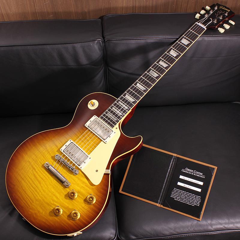 楽器種別：新品Gibson/Custom Shop 商品一覧＞＞Gibson/新品 商品一覧＞＞エレキギター【605，000円〜1，135，000円】 商品一覧＞＞レスポールタイプ/Gibson 商品一覧＞＞当店のギターは、出荷前に専門スタッフが検品・調整しているので安心です！Gibson 1959 Les Paul Standard Reissue VOS Western Desert Fade SN. 952371商品説明Nashville Custom Shop Factoryでハンドセレクトしたトップ材を使用した1959 Les Paulが入荷しました！ワイルドに煌めく極上フィギュアドと、本格派のオーラを漂わせるWestern Desert Fadeのマッチングが絶妙な渋さで映えるスペシャルな1本！ぜひお見逃しなく！エレキギター史に燦然と輝く1959 Les Paul Standard Model。数々のミュージシャンを虜にした圧倒的な存在感を放つサウンド、そして艶かしく弾き手を魅了する美しいボディラインは現代に於いても全てのロックギタリスト憧れのアイコンと言えるでしょう。1951年発売以来のゴールドトップ期を経て1958年にサンバーストフィニッシュを採用し、1960年までの僅かな期間にその姿で製作された「Les Paul Standard」。その中でも代表的年度として一際の人気を誇る「1959」モデルは常に羨望の眼差しを集める偉大な存在として君臨し続けております。そんな「1959」モデルを現在のGibson Custom Shopの技術の粋を結集し製作した一本です。究極のリイシューモデルとして2015年に登場したTrue Historicスペックを大部分で踏襲した2018年仕様をベースに、細部に亘りさらなる拘りを持って製作された2019年の60th Anniversaryモデルと同等スペックの最新入荷品です！60th Anniversaryモデルの発売時には、ギターのまさに「顔」とも呼ぶべきヘッドの「Les Paul MODEL」シルクスクリーンの色合いの見直しの他、Gibsonロゴデザインもよりオリジナルに近いデザインにリファイン。インレイは指板ポジションマークも含め、着色によるものではなく元々色合いの濃いセルロース素材を使用することで一層雰囲気を高めています。基本的なスペックは最新のHistoric Specを採用しつつも今回搭載されるCustombuckerにはAlnico 2マグネットを採用。傾向としてはやや低出力ながらもバイト感のあるソリッドなサウンドはドライブさせても鋭さを失わず、ダイナミクス溢れる至高のロックトーンを生み出します。その他はアップデートされたアッセンブリ、True Historicパーツが引き続き装備されております。ピッキングに鋭く追従する鋭敏なレスポンスは、ギターをアンプにプラグインしたその刹那からプレイヤーを魔法の様にレスポールトーンの虜にしてしまいます！トーンを絞った際の音抜け感の良さは勿論のこと、ヴォリュームを絞っても程良くブライトさがキープされるコントローラブルなアッセンブリーは現代的な使用方法とも素晴らしい相性を見せてくれるでしょう！！日々進化を遂げるGibson Custom Shopが贈る素晴らしい59モデルをぜひ貴方の元へ！Serial No. 952371Weight≒3.81kg専用ブラウンケース、カスタムショップ認定証 等 付属商品詳細Body Wood : Hand Selected 2-Piece Figured Maple Top & 1-Piece Lightweight MahoganyNeck : Solid Mahogany with Long Neck Tenon / 50s Rounded Medium C ShapeFingerboard : Indian RosewoodFrets : Historic Medium-Jumbo 22FretsPickups : Custombucker Alnico 2 (Unpotted)Controls : 2 volume 、2 tone 、3-way switchBridge / Tailpiece : ABR-1 non wire / Lightweight Tailpiece w/Long StudTuners : Kluson Single Line， Single RingHardware color : Nickelイケベカテゴリ_エレキギター_レスポールタイプ_Gibson_Custom Shop_新品 SW_Gibson_新品 JAN:4570156016416 登録日:2025/11/27 エレキギター ギブソン カスタムショップ