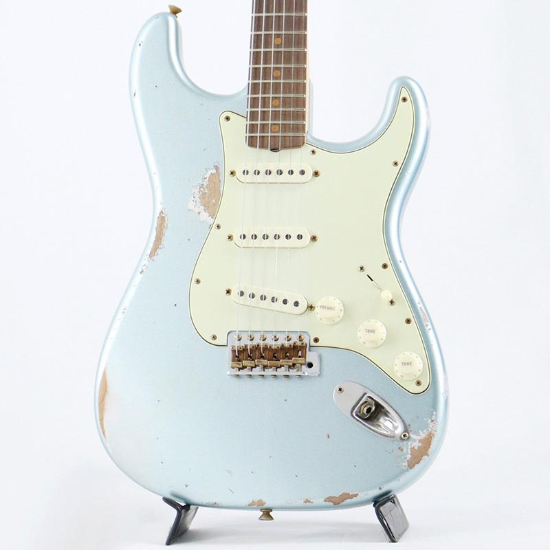 楽器種別：アウトレットFender Custom Shop/Custom Built Stratocaster 商品一覧＞＞Fender Custom Shop/アウトレット 商品一覧＞＞エレキギター【450，000円〜850，000円】 商品一覧＞＞STタイプ/Fender Custom Shop 商品一覧＞＞当店のギターは、出荷前に専門スタッフが検品・調整しているので安心です！Fender Custom Shop 2024 Limited 1964 L-Series Stratocaster Heavy Relic (Firemist Silver) [SN.L11735] 【キズあり特価】商品説明ヘッド付近のネックグリップにスタンドカバー跡があるため、一本限りのアウトレットスペシャルプライス！2024年で生誕70周年を迎えた『STRATOCASTER』を祝して、人気のある64ストラトを基に作成された限定モデルの当店カラーオーダー品！フェンダー・カスタムショップでは、木材選定専門スタッフが専用に厳選した木材を使用しています。こちらは1965年シェイプのアルダーボディ、ネック材には リフトソーン(追い柾目)メイプル、指板材にはラウンド貼りのローズウッドを採用し、指板ラディアスは 7.25R - 9.5R のコンパウンド・ラディアス、フレットには幅が狭く高さのあるミディアム・ヴィンテージサイズを使用しています。ボディ&ネックフィニッシュはヴィンテージ同様にオールラッカー塗装。ヘヴィレリック仕上げにより、規則感の無いウェザーチェックと所々に広範囲で激しい塗装剥げが見られます。ネック裏は1F〜12F周辺まで大きく剥がされ、木肌の質感が滑りのよい弾き心地を実現しています。ネックグリップはヴィンテージの1963年モデルから採寸された 63 Strat Cシェイプ。握り込んだ際にサイドの厚みをやや感じる太さを備えながら全体的にスリムな形状で、ローからハイポジションまで全体的に弾きやすさ感じられる形状をしています。ハードウェアには PAT.PEND.刻印サドル を採用したシンクロナイズドトレモロ、マシンヘッドはヴィンテージタイプのクルーソンペグを採用しています。フェンダーの中でも一線を超えるカスタムショップの生鳴りは ボルトオン構造 によるクリアさが特徴で、アンプから出力された際の空気感とサウンドの厚みはまさしく別次元。1コード弾くだけでボディ&ネックのバイブレーションを充分に体感できるほどです。その圧倒的な生鳴りは、アンプで出力せずともいつまでも弾いていられるほど心地良く、弾き応えのあるカスタムショップでしか味わえないクオリティです。ピックアップには、通常の機械巻に比べて倍音豊かでアコースティックな空気感を持つ ハンドワウンド(手巻き)ピックアップ を採用。こちらのモデルは、Fat '64 Strat シングルコイル(アルニコ5/エナメルワイヤー) を採用。ヴィンテージ市場でも評価の高い1964年製のピックアップですが、こちらはファットシリーズにカスタムされ各ポジションでミッドレンジにフォーカスされたサウンドを持ち、ブリッジピックアップ単体でもミックストーンのような倍音を感じることができます。タイトな立ち上がりで、エレキギターの美味しいツヤとコシ(芯)がある万能なシングルコイルに仕上がっています。またミドルピックアップは逆巻逆磁極仕様(RWRP)で、ミックスポジションでハムキャンセル効果によりノイズを軽減しています。コントロールは Vintage Modified Strat #2 を採用。ボリュームには Bleedカスタム を施し、トーンはそれぞれのポジションに合わせたコンデンサーを使用しています。Bleedカスタムはハイミッドを維持した状態でボリュームを絞ることができ、フルボリュームでリードトーン、7割でバッキングトーン、半分以下でクリーン/クランチといった、ゲインコントロールのようにボリュームを調整できます。トーンコンデンサーは、各ポジションに適正な数値のコンデンサーを選択して全体のバランスをとっています。そのためリアトーンは一般的なハイパスコンデンサーに比べて中域が残り、絞っても音の細さを感じることなくトーン調整が可能です。シリアルナンバーもシリーズ名の由来でもある「L」から始まり、当時のモデルを随所まで再現した一本。貫禄のあるルックスに反して、モダンにカスタマイズされた即戦力仕様の当店オーダーモデルをぜひお見逃しなく！【Fender Custom Shopとは】フェンダー職人の最高位「マスタービルダー」や熟練の職人チームによる、昔ながらの手作業と高い製作技術で、仕入れた木材の中から厳選した材を使用し最上級のギターを製作する、1987年に設立されたセクション。長い歴史の伝統と技術を受け継ぎ、製作に使用される道具の数々は、1950〜60年代当時に使用されていたジグなどを使用。Masterbuilt Series による全世界1本のモデルを始めとし、カスタムショップ専任スタッフにより組み上げられたラインナップはまさに最上級であり最高級。フェンダーギターのノウハウを熟知したスタッフ達のこだわりによって生み出される楽器は、プレイヤーを満足させる極上のクオリティとサウンドを誇り、生涯付き合う頼もしい相棒として間違いない逸品です。商品詳細S/N: L11735Weight≒3.69kgSPECBody: Alder 2-PieceNeck: Rift Sawn Maple， 1963 Strat C-ShapeFingerboard: Rosewood， 7.25 - 9.5 Vintage Compound RadiusNut: Bone， 1.625 inch (41.275mm)Frets: 21F， Medium Vintage #47095Tuners: Vintage-StylePickups: Custom Shop Hand-Wound Fat '64 Stratocaster Single-Coil (Neck， Middle RWRP， Bridge)Pickguard: 3-Ply Mint GreenSwitch: 5-WayControls: Vintage Modified Strat #2: Master Volume w/ Tone-Saver Bleed， Tone(Neck， Middle)， Tone(Bridge)Bridge: Custom Shop Vintage Synchronized TremoloFinish: LacquerCase: Custom Shop Black Hard Caseイケベカテゴリ_エレキギター_STタイプ_Fender Custom Shop_Custom Built Stratocaster_アウトレット SW_Fender Custom Shop_アウトレット JAN:0885978749850 登録日:2026/01/09 エレキギター フェンダー ふぇんだー フェンダーカスタムショップ ストラト ストラトキャスター