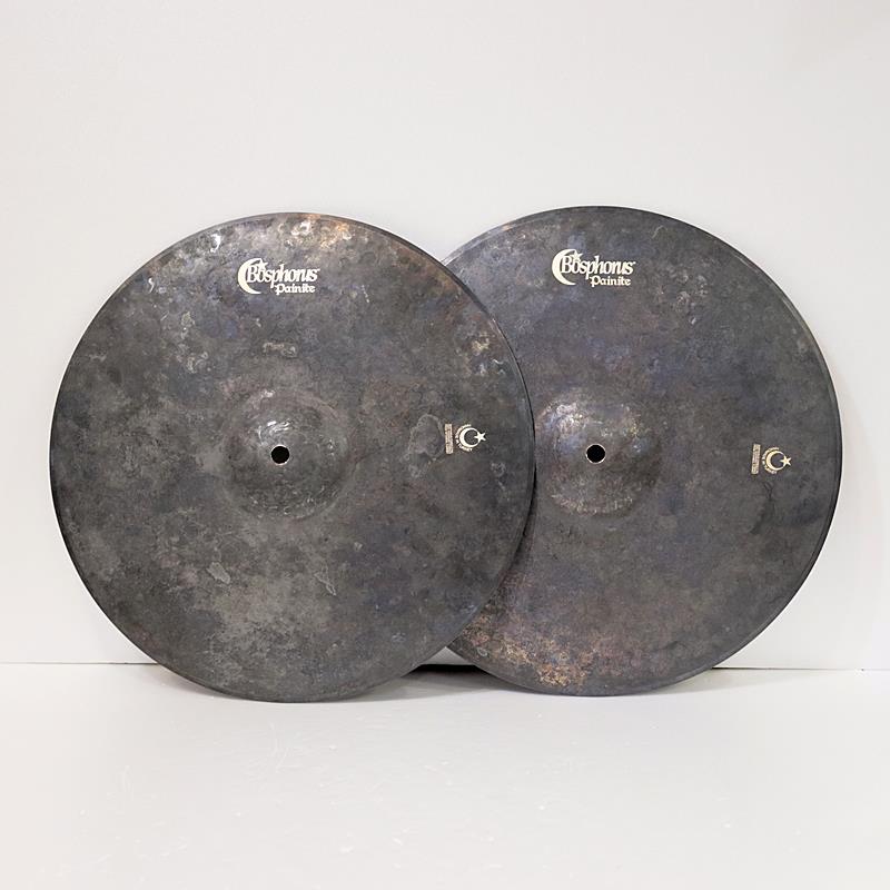 楽器種別：新品Bosphorus/新品 商品一覧＞＞ドラム【45，000円〜90，000円】 商品一覧＞＞シンバル/ハイハット/Bosphorus 商品一覧＞＞安心してお買い物頂けるよう、スネアもシンバルも丁寧梱包でお届けします！Bosphorus Painite Hihats 14'' Pair [945g/1150g]【スタッフ選定品】商品説明＜Painite＞シンバル成形後、3ヶ月土の中に埋め金属を熟成させる工法を新たに生み出しました。鉱物であるペイン石のような色見で、他社にはないトラッシーでドライなサウンドが特徴です。サイズ：14インチウェイト（実測値）：Top 約945g / Bottom 約1150g※店頭にて試打を解禁しております為、細かな傷や打痕、指紋汚れなどが発生する場合がございます。予めご了承ください。イケベカテゴリ_ドラム_シンバル_ハイハット_Bosphorus_新品 SW_Bosphorus_新品 JAN:2500190056415 登録日:2026/03/03 シンバル ボスフォラス