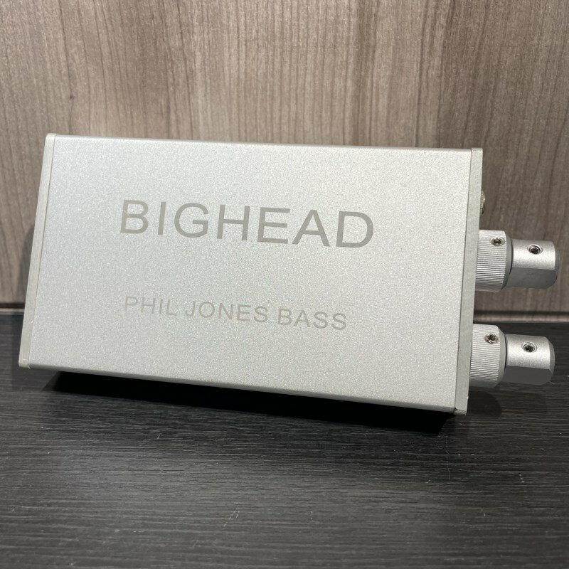 楽器種別：ユーズドPJB（Phil Jones Bass）/ユーズド 商品一覧＞＞ギターアンプ・ベースアンプ【10，000円〜25，000円】 商品一覧＞＞アンプシミュレーター/ヘッドフォンアンプ/ベース用/PJB（Phil Jones Bass） 商品一覧＞＞安心してお買い物頂けるよう、ミニアンプもコンボアンプも丁寧梱包でお届けします！PJB（Phil Jones Bass） 【USED】 BigHead商品説明高品質なサウンドで人気のPJBヘッドホンアンプこちらはPJBならではのフラットかつピュアなサウンドが力強く飛び出す超小型のプロ仕様ベース用ヘッドホンアンプ。内蔵の充電式リチウムバッテリーで連続8時間の演奏が可能。入力ゲイン、トレブル・ベースのイコライザーも装備。AUX inもしくはUSBからの音源と合わせて高音質なサウンドでプレイできます。Aux inからiPhone/スマホなどの音楽を入力して、よりダイナミックでワイドレンジなサウンドを楽しめ、ベースも接続して、音源に合わせ練習するも良し、楽器は繋がず、音楽を楽しむポータブルアンプとして使ったりと様々用途で使える優れものです。またUSB接続で、デジタルオーディオインターフェースとして機能します。使用感は少なく動作も良好です。マニュアル・USBケーブル・ステレオケーブル・ソフトケース付属イケベカテゴリ_ギターアンプ・ベースアンプ_アンプシミュレーター_ヘッドフォンアンプ_ベース用_PJB（Phil Jones Bass）_ユーズド SW_PJB（Phil Jones Bass）_ユーズド JAN:2500080012439 登録日:2024/03/10 ベースアンプ ベース用アンプ フィルジョーンズ フィル・ジョーンズ