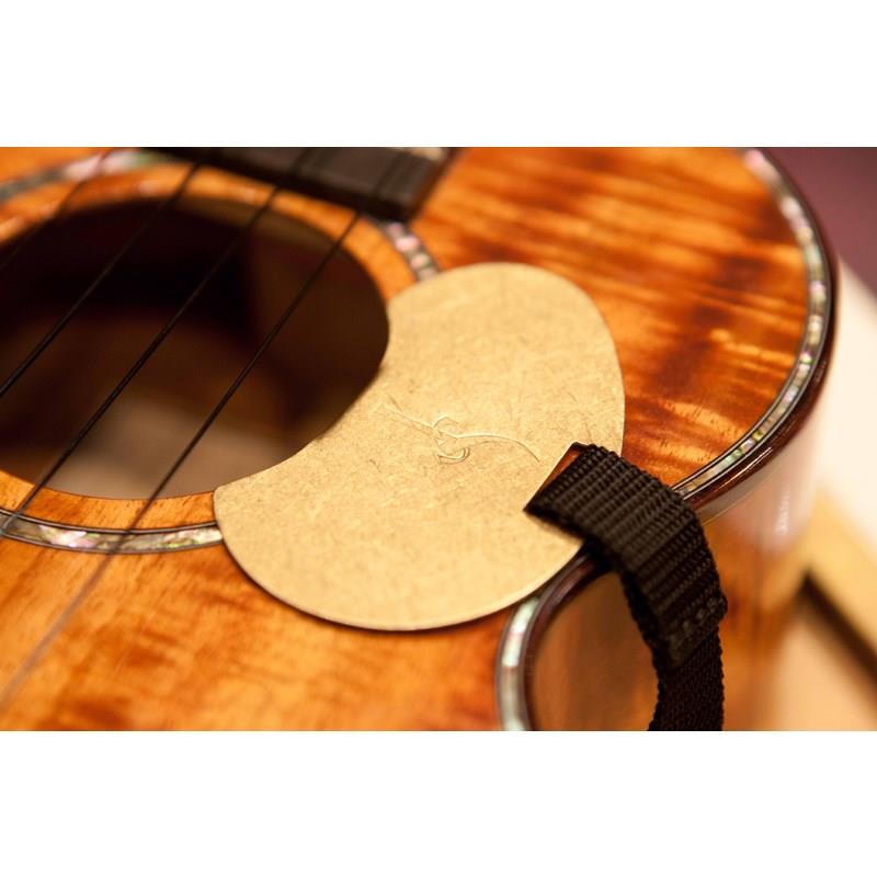 楽器種別：新品JAKE SHIMABUKURO/新品 商品一覧＞＞楽器アクセサリ【5，000円〜15，000円】 商品一覧＞＞ギターストラップ/JAKE SHIMABUKURO 商品一覧＞＞品揃え豊富な当店なら弦、パーツ、ケーブルなどのアクセサリーがまとめて揃います！JAKE SHIMABUKURO ORIGINAL UKULELE STRAP ジェイクシマブクロ商品説明久しぶりの再入荷！ジェイク・シマブクロが愛用するウクレレストラップ！ウクレレ界のスーパースター「ジェイク・シマブクロ」が自身で製作して愛用しているストラップを再現したシグネチャーストラップ！ウクレレのボディに負担を掛けることなく、激しいストラミングにも耐えられるこのストラップは、薄くて強度の高いクリアコーティングされた真鍮素材によって仕上げられ、小さなピックガードのような形状でサウンドホールに装着されまます。他のストラップとの大きな違いは、クリップされた面がボディとフラットになるところ。真鍮金具の表面にはすべてのデザインを手掛けたジェイク氏のイニシャルロゴJSマークが刻印されています。以前のロゴ入り特製ボックスはではなく、高級感あふれるロゴ入りの小物入れ収納に変更になりました。ジェイクファンにはたまらない逸品です！生産国：日本素材：真鍮（クリアコーティング）対応モデル：テナーウクレレ、コンサートウクレレ※ソプラノウクレレには使用できません。※ジェイク氏愛用のカマカテナーウクレレを基準として製作されているため、テナーウクレレであってもモデルによっては適合しない場合がございますので、ご注意ください。イケベカテゴリ_楽器アクセサリ_ギターストラップ_JAKE SHIMABUKURO_新品 SW_JAKE SHIMABUKURO_新品 JAN:4515731011844 登録日:2025/12/29 ストラップ ギターストラップ