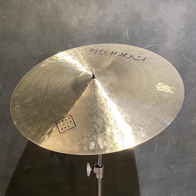 楽器種別：新品Istanbul／Agop/新品 商品一覧＞＞ドラム【50，000円〜95，000円】 商品一覧＞＞シンバル/ライド/Istanbul／Agop 商品一覧＞＞安心してお買い物頂けるよう、スネアもシンバルも丁寧梱包でお届けします！Istanbul／Agop 【イケベ楽器店創業50周年記念モデル】Traditional Jazz Ride 20.5'' 【No.31/1932g】商品説明※こちら店頭にて試奏を解禁しております個体となりますため、打痕汚れや指紋汚れなどがございます。何卒ご了承下さいませ。Traditional 〜すべてはここから始まった〜伝統的と銘打たれたシリーズから''JAZZ''の名を冠し発売された2021年。以来、文字通りのサウンドと汎用性の高さで数々のジャズドラマーを魅了してきました。-Jazz Ride-薄くダークでバランスの良いトラッシュ感が秀逸。古き良きオールドスタイルから現代的なアプローチまで確実に対応でき、長くジャズを愛してきたプレイヤーにも、これからジャズを志すプレイヤーにも、等しく自信をもっておススメできるライドシンバルは他に類がありません。このたび我々イケベ楽器が迎える創業50周年の企画として、Traditional Jazz Ride ではラインナップ外の特注サイズとなる''20.5インチ''の製作をアゴップ社へ打診したところ、なんと快く承諾。イケベ楽器とイスタンブール・アゴップ社の歴史、煌めきと思いが込められた感謝の0.5インチをぜひご堪能ください。〜なぜ''20.5''インチなのか〜激動の歴史を紡いできたイスタンブール・アゴップ社は、その大いなる転機となった1982年のNAMMショウへの出展で、伝説のドラマー メル・ルイス氏と邂逅します。当時シンバルの音色を聞いたメル・ルイスが「They're Back!(彼らが帰ってきた！)」と語ったのは有名な逸話。彼はメーカー史上初めてのエンドーサーとなり、後に作られたシグネイチャーライドシンバルには20.5インチのラインナップが刻まれました。現在でもメル・ルイスモデルのシンバルは、アゴップを代表するシリーズとして発売されています。そして2005年にイスタンブール・アゴップ創業25周年を記念して発売したライドシンバルに採用されたサイズはやはり、20.5インチでした。イスタンブール・アゴップを象徴し、非常に意味深いサイズである''20.5''を最新定番の「Jazz Ride」へ、創業50周年を迎える我々イケベ楽器から、長年支えていただいたお客様へ感謝の0.5インチをお届けいたします。■シンバル仕様・限定生産数:50枚・シンバル表面にイケベ楽器50周年ロゴのレーザー刻印・商品名ロゴ「20.5 jazz ride」の特注プリント・シンバル裏面にシリアルナンバーがレーザー刻印※店頭にて試打が可能な為、細かな傷や打痕などが発生する場合がございます。予めご了承くださいませ。イケベカテゴリ_ドラム_シンバル_ライド_Istanbul／Agop_新品 SW_Istanbul／Agop_新品 JAN:4560287460608 登録日:2026/04/30 シンバル イスタンブール アゴップ