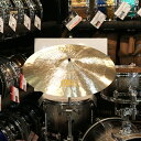 楽器種別：新品シンバル/MEINL 商品一覧＞＞シンバル/MEINL/Byzance Jazz 商品一覧＞＞シンバル【30，000円〜65，000円】 商品一覧＞＞安心してお買い物頂けるよう、スネアもシンバルも丁寧梱包でお届けします！MEINL Byzance Jazz Tradition Light Crash 18 [B18TRLC/1214g] [2023 FACTORY TOUR 選定品]商品説明【ドイツ本国・マイネル・ファクトリーツアー・2023にてドラステスタッフが選定したシンバルが店頭入荷！】ドラステスタッフがドイツのマイネル工場でのファクトリーツアーにて買い付けを行ったシンバルたちが一挙入荷いたしました！選定したシンバルであることの証として『HAND SELECTED BY DRUM STATION』の刻印が刻まれております。●Byzance Jazz Series（バイザンス・ジャズ・シリーズ）＜・B20ブロンズ合金製・ハンドハンマー加工による優れたサウンド・さまざまなキャラクターが複雑に調和した美しいサウンド ＞Byzance Jazzシリーズはレギュラーなフィニッシュと極めて優れた音質が特徴で、伝統的なジャズに求められるナチュラルなヴィンテージサウンドを求めて開発されました。全体に漂うダークさと快い音の広がりがサウンドと複雑に調和し、温かみのある心地よいサウンドが生み出されます。Byzance Jazzシリーズは、MIPA（Musikmesse International Press Award）アワードを受賞しました。Tradition Light Crash急勾配のボウがメロウダークな減衰を、またエクストラThinエッジにより素早さと鮮やかさを組み合せたサウンドキャラクターに仕上がっています。Size 18Style Jazz， Funk， Reggae， Studio， World， ElectroTimbre DarkCharacter Complex， MusicalPitch Low-MidVolume LowSustain Medium to ShortWeight ThinFinish Traditional， RawMaterial B20Lathe Narrow Blade※店頭にて試打を解禁しておりますため、細かな傷や打痕などが発生する場合がございます。予めご了承ください。イケベカテゴリ_ドラム_シンバル_MEINL_Byzance Jazz_新品 JAN:2500190049622 登録日:2023/11/03 シンバル マイネル ビザンス