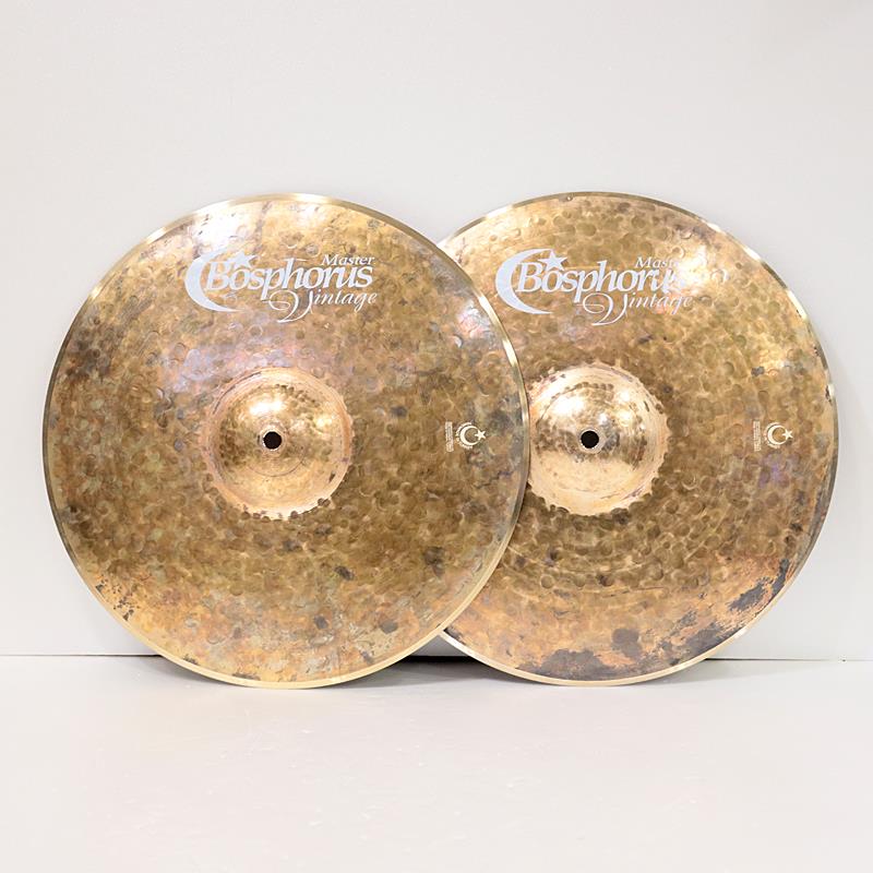 楽器種別：新品Bosphorus/新品 商品一覧＞＞ドラム【45，000円〜90，000円】 商品一覧＞＞シンバル/ハイハット/Bosphorus 商品一覧＞＞安心してお買い物頂けるよう、スネアもシンバルも丁寧梱包でお届けします！Bosphorus Master Vintage Hihats 14'' Pair [890g/1095g]【裏面：New Orleans Finish】【スタッフ選定品】商品説明＜Master Vintage / 裏面New Orleans Finish＞通常Master Vintageシリーズの裏面はレイジング加工されていない「Turk」仕様ですが、こちらの個体は独特な薄いレイジング加工を施した「New Orleans」仕上げとなっております。通常のMaster Vintageシリーズのダークでウッディな音色はそのまま、より倍音がコントロールされ扱いやすい仕様です。サイズ：14インチペアウェイト（実測値）：Top 約890g / Bottom 約1095g※店頭にて試打を解禁しております為、細かな傷や打痕、指紋汚れなどが発生する場合がございます。予めご了承ください。イケベカテゴリ_ドラム_シンバル_ハイハット_Bosphorus_新品 SW_Bosphorus_新品 JAN:4560287442154 登録日:2026/03/03 シンバル ボスフォラス