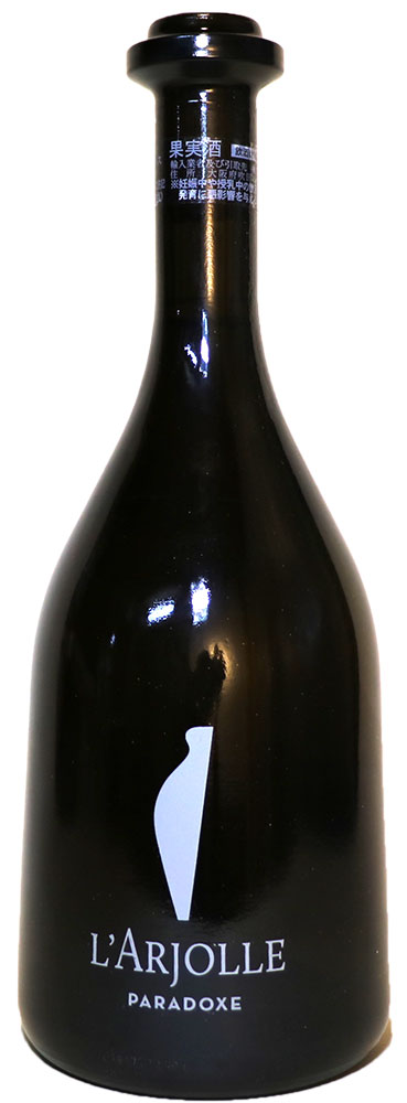 　　 Paradoxe Blanc VDP C&ocirc;tes de Thongues 750ml 　■産地：　VDP デ・コート・ド・トング／ラングドック 　■アルコール度数：14%　前後　／　白・辛口コクあり 　■飲み頃温度：8℃〜12℃ 　 品種 ・ヴィオニエ60％　　ソービニヨン・ブラン40％ (2019年の品種構成) 味わい ・ラルジョルの神髄とも言えるワイン。このワインは、20年以上も前にルイ=マリが考えていたが、2013年ヴィンテージまで誕生しなかった。9,000本/haという植え付け密度の高い栽培によって、小粒で凝縮度の高い、このグラン・ヴァンを造るのにふさわしいブドウが20年後ついにでき上がりました。エレガントさ、バランス、フレッシュさ、熟成のポテンシャルなど全てを兼ね備えた、ラルジョルのワイン造りの能力を集約したワインです。デキャンタすると、より魅力が開花します。 料理 ・牡蠣のシャンパーニュ蒸し、魚の包み焼き、アジア料理、チーズ（シェーブルやコンテ、カンタルなど）とよく合ういます！Domaine de L'Arjolle ドメーヌ・ド・ラルジョル 　 醸造元名 Domaine de L'Arjolle (ドメーヌ・ド・ラルジョル) 原産地呼称 Vin de Pays des Cotes de Thongues (VDPデ・コート・ド・トング) 所有者 Louis-Marie TEISSERENC (ルイ=マリ・テスラン) 総畑面積 96ha 歴史 テスラン家がこのドメーヌを手に入れたのは1850年。現在の所有者、ルイ＝マリ・テスラン氏の代になってから、急速に品種改良が進んだ。 地理 ラングドック地方の中心都市モンペリエから、西へ約40kmの「モン・セヴノル」という標高250mの小高い山の裾野に葡萄畑を所有している。 気候 夏は乾燥して暑く、冬の寒さの穏やかな地中海性気候。 土壌 主に石混じりの粘土石灰質土壌。 栽培 「良いワインは良い葡萄から」をモットーとし、高度な技術と手間暇をかけて、葡萄の樹1本1本を大事に育てている。「リュット・レゾネ」と呼ばれる栽培方法を基本方針とし、病気に対しては専門家のアドバイスをもとに自然環境に配慮した方法で必要最小限の処置を行う。害虫に対しては、その天敵動物を投入して被害の拡大を防ぐ方法を取ることもある。 また5年に一度畑の土壌の状態を分析し、必要ならば施肥を行う。このとき用いるのは自家製の有機肥料で、ワイン醸造の過程で生じたマールや澱などに家畜の糞を15％ほど混ぜて作ったものである。手入れの行き届いた畑では、畝と畝の間にわざと雑草を残し、余分な養分を吸収させるという独自のノウハウも駆使している。 収穫 収穫前には「青刈り」と呼ばれる、収穫量を減らして品質を上げるための作業を実施。収穫方法は機械摘みだが、収穫後の選別作業を徹底している。 品種構成 赤Cabernet Sauvignon (カベルネ・ソーヴィニョン) Cabernet Franc (カベルネ・フラン) Merlot (メルロ) Syrah (シラー) Grenache (グルナッシュ) Zinfandel (ジンファンデル) 白 Sauvignon Blanc (ソーヴィニョン・ブラン) Chardonnay (シャルドネ) Muscat a petit grain (ミュスカ・ア・プティ・グレン) Viognier (ヴィオニエ) 平均樹齢 17 年 総合ワイン生産量 600,000本　（赤：55％、白35％、ロゼ10％） 評価・プレス ★「コンクール・ジェネラル・パリ」にて多数のメダル獲得。 ★「ル・クラスマン・デ・ヴァン・ド・ラングドック・ルーション」(2000年刊行）に掲載される。 ★「メリディエンヌ2003」がオランダのロゼワインコンクールで最優秀賞に選ばれる。 ★ガイドブック「ゴー・ミヨー2004」にてドメーヌが3.5ツ星の評価。 ★ロバート・パーカー著「フランスワインガイドブック」にて「エキノックス1998」の88点を初め、たくさんのワインが高い評価を得る。 ★フランスで最も信頼されるガイドブックの一つ、「ル・ギィド・アシェット」にて高い評価を得る。 ★「世界のメルロコンクール2008」にて、“キュヴェ・サンテーズ・フュ・メルロ '07”が金賞受賞。 &nbsp; オーナーのテスラン氏　　 &gt;&gt;ドメーヌ・ドゥ・ラルジョルのワイン一覧へ&nbsp;