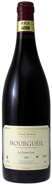 　　 La Petite Cave AOC Bourgueil 750ml 　■産地：　ブルグイユAC／ロワール地方 　■アルコール度数：13 %前後　／　コクあり・赤 　■飲み頃温度：13℃〜18℃ 　 品種 ・カベルネ・フラン100% 味わい ・豊かな果実香と複雑なブーケのハーモニー。凝縮した上品なコクが極上の食卓を演出してくれる。極少量生産のプライベートワイン。1時間前にデキャンタするとよい。今飲むと果実味がフレッシュで十分美味しいが、今後熟成を重ねるとますます美味しくなるワイン。 料理 ・豚の角煮、スペアリブのガーリック焼き、シェーヴル（ヤギ）のチーズ、牡蠣とポロねぎ（白ねぎ）のカレー風味、牛肉と人参の煮込み。鴨のローストに、赤いベリー系の果実や桃を使ったソースを添えて。　