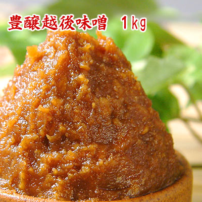 もち米麹（こうじ）の甘さと香りが際だつ長期熟成味噌 【豊醸越後味噌　1kg】 味も香りも、素材も製法も、贅沢に仕上げた長期熟成味噌です。 麹はなんと、新潟産の「もち米」を使用。これってとっても珍しいんです。 製法も「今時こんなに手間かけていていいの？」というほどのガンコさで、昔ながらの職人技で仕込んでいます。 ワインを寝かせるように、じっくり寝かせて作る昔ながらの製造方法だから生まれる、この芳醇な味わいなのです。 召しあがる時は、まず一度香りを楽しんで、それからひと口舐めてみてください。 手間ひまかけた昔ながらの職人技を、あなた自身の鼻と舌で十分に味わってください。 お味噌汁にする時は、出汁の中で花が開花するような華やかな麹粒（こうじつぶ）の広がりも楽しんでください。 お味噌汁の具材は、 【豆腐とわかめと小口ねぎのお味噌汁】【わかめと玉ねぎのお味噌汁】 など定番で淡白な味わいのものから、 【大根と油揚げとねぎのお味噌汁】【白菜とにんじんともやしのお味噌汁】 のような、寒い時期の定番のお野菜なども楽しんでください。 生き味噌の中では、価格も高価なお味噌です。その分、味と香りとこだわりも贅沢さを感じるお味噌です。 お味噌汁にすると50杯ほど。3〜5人くらいのご家族におススメの量です。 ぜひ一度、もち米麹を使った贅沢味噌をお試しください。 ●商品名 豊醸越後味噌（越後みそ） ●名　称 米味噌（米みそ） ●商品内容 豊醸越後味噌（越後みそ） 1kg ●お召し上がり目安 お味噌汁約50杯分 ●原材料 大豆（遺伝子組み換えを含まず）・もち米・塩・酒精・調味料（アミノ酸等）［塩分：11％］ ●　味 中甘口 ●原産地 新潟県 ●賞味期限 当店発送より約6ヶ月 ●保存方法 通常、常温で発送しておりますが、商品到着後は冷蔵庫で保存してください。 お味噌の過発酵や変色を抑えることができます。 ●お届け この商品は宅配便またはクール便でお届けする商品です。 いずれか、お好きな配送方法をお選びいただけます。 ■出荷予定■ 配達日のご指定がない場合、原則3営業日以内に当店より発送致します。到着日などは当店からのメールをご確認ください。 ■宅配便の場合■ ヤマト運輸の宅配便にて常温でお届けします。 ［同梱○／時間指定○／代引○］ ■クール便の場合■ ヤマト運輸のクール便にてお届けします。 ［同梱○／時間指定○／代引○］ ●送料 790円(1,010円)：関東、信越、北陸、中部 870円(1,090円)：東北、中・四国 1,170円(1,390円)：北海道、九州 1,300円(1,520円)：沖縄 ※カッコ内はクール便ご利用時の配送料です。 詳しくは「配送について」をお読みください。 ●ラッピング ご贈答用などに、箱詰めラッピングも可能です。 詳しくは&rarr;［ラッピング］ ［味噌／味噌汁／みそ／合わせ味噌／合せ味噌／合わせみそ／合せみそ］［豊饒／芳穣／北条］［赤みそ／糀味噌／こうじ／みそ料理／ミソ］［エチゴ／豊穣／ほうじょう／えちご／新潟／北陸／越後みそ］［みそ汁］［結婚式／内祝／お弁当］［調味料］［新井薬師／東京都中野区／坂本商店／あいロード商店街］ ▲上に戻る ■原材料に含まれるアレルギー情報：大豆