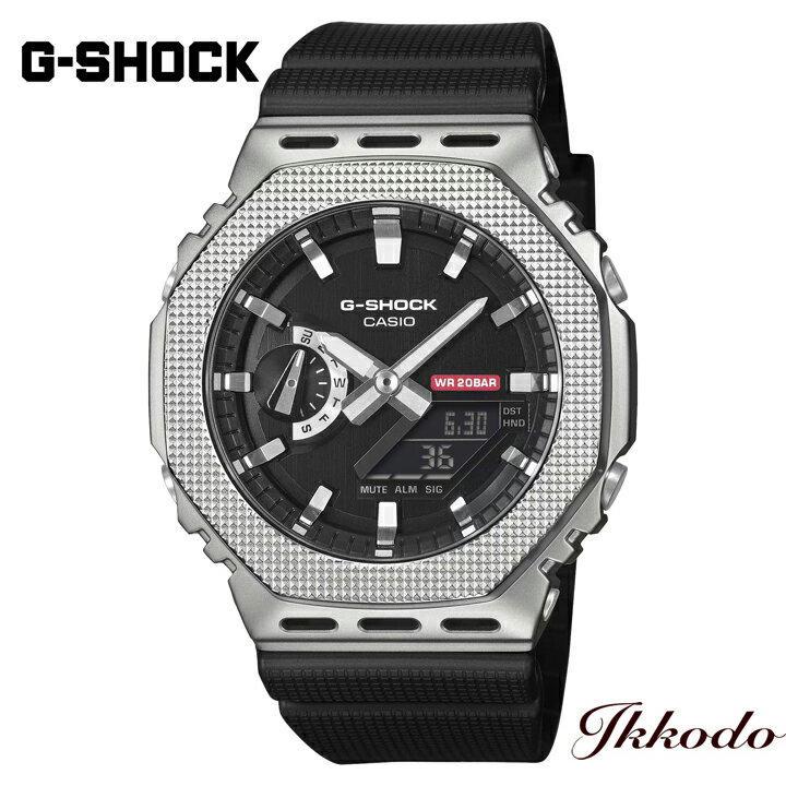 モデル名 G-SHOCK 2100 SERIES 番号 GM-2100M-1AJF ムーブメント クォーツ 駆動時間 電池寿命：約3年 精度 平均月差：±15秒 構造 耐衝撃構造（ショックレジスト） ケース・ベゼル材質 樹脂／ステンレススチール バンド材質 樹脂バンド（バイオマスプラスチック） ケースサイズ 縦: 49.3mm 横: 44.4mm 厚さ: 11.8mm 重量 71g 防水性 20気圧防水 ガラス 無機ガラス 機能 ・ネオブライト ・ワールドタイム：世界48都市（31タイムゾーン、サマータイム設定機能付き）＋UTC（協定世界時）の時刻表示 ・ストップウオッチ（1/100秒（1時間未満）／1秒（1時間以上）、24時間計、スプリット付き） ・タイマー（セット単位：1秒、最大セット：24時間、1秒単位で計測） ・時刻アラーム5本・時報 ・ダブルLEDライト： 文字板用LEDライト（スーパーイルミネーター、残照機能、残照時間切替（1.5秒/3秒）付き）、 LCD部用LEDバックライト（スーパーイルミネーター、残照機能、残照時間切替（1.5秒/3秒）付き） ・フルオートカレンダー ・操作音ON/OFF切替機能 ・12/24時間制表示切替 ・針退避機能（針が液晶表示と重なって見づらいときは、針を液晶表示の上から一時的に退避させることができます） 保証 1年間メーカー保証 商品説明 モダンなインダストリアルデザインをテーマに機能美を追求し、G-SHOCKの耐衝撃性の要素をシンプルにデザインに落とし込んだモデルです。 シンプルさと機能美の共存を目指し、無彩色のカラースキームを採用。G-SHOCKの耐衝撃性を象徴するメタルの八角ベゼルには、モダンインダストリアルデザインでも多く見られるチェッカリングパターンを施し、メタルベゼルや機能表示をマーキングした赤いアクセントカラーが機能性を豊かに表現しています。 ベゼルの切削穴からは、耐衝撃構造を実現するためにモジュールを保護しているガラスファイバー強化樹脂製のセンターケースが見え、耐衝撃構造を視覚的に表現しています。 シンプルで普遍的なデザインと実用的な機能を併せ持ち、長く愛用できるアイテムです。 価格 32,450円(税込)ANALOG-DIGITAL2100 SERIES 研ぎ澄まされた造形に宿る 機能美としての耐衝撃性 独創的なベゼル造形を生み出す 金属加工・仕上げ カジュアルな装いに映える テクスチャーバンド