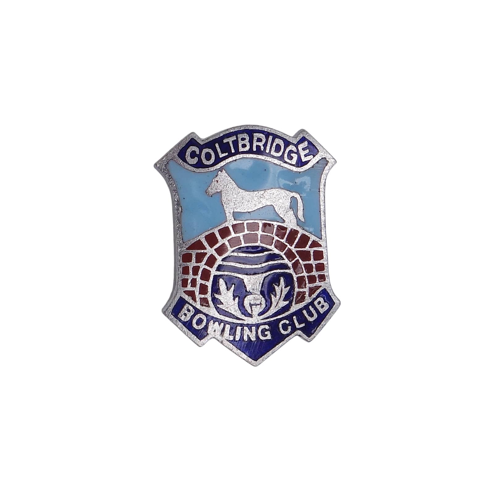 イギリスから入荷しました、レトロなピンバッジ ブローチ。 COLTBRIDGE BOWLING CLUB。 ローンボウルズ(ボウリングの起源ともいわれ、中世・英国を起源とする歴史ある紳士・淑女のスポーツ)のクラブ。 可愛らしい子馬(Colt)と橋(Bridge)。 ボウリング(ローンボウルズ)の球。 地名の由来を掛け合わせたユニークな紋章スタイルのクラシカルなデザイン。 -英国雑貨,ビンテージ,バッチ,お洒落- 縦　約2.3cm 横　約1.7cm ＞＞　ピンズを探す。 ＞＞　ブローチを探す。 ＞＞　キーホルダーを探す。