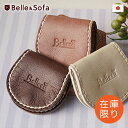 縦5.8 × 横6.3cm【エコ・プロジェクト】Belleco(ベルコ) 職人が手縫いするコインケース11色 Belle＆Sofaエコプロジェクト「Belleco」シリーズ第一弾！ 手縫いのステッチがぬくもりのあるコインケースを作りました。 使い始めからやわらかなヴィーガンレザーを使用。 小銭はふたにすべらせるようにして取り出し、 パッチンボタンを留めるとコロンと丸い形が手に馴染みます。 取り出し口を小さくしてあるので、 小さく繊細なアクセサリーを入れても出てしまう心配がありません。 好きな色が見つかるたくさんのカラー展開。 ぜひ、お気に入りの色を見つけてください。 【エコ・プロジェクト】Belleco(ベルコ)とは？ ゴミを減らすなど環境に配慮しながら、社会や教育に貢献する事が目的です。 まずは靴を作る過程で出る端切れから、可愛くて機能的なアイテムを作りました。 ヴィーガンレザーとは、動物由来の物を使わずに本革の構造を人工的に再現した新しい素材です。 汚れても簡単に拭き取れるので、長く愛用していただけます。 本革に負けない質感と風合いで、動物保護や自然保護の観点からも注目を集めています。 ヴィーガンレザー・合成皮革・本革を比較 特徴/素材名 合成皮革 ヴィーガンレザー 本革 素材感 硬い 柔らかい 柔らかい 重さ 軽い 軽い 重い 通湿性 悪い 良い 良い 抗菌性 良い すごく良い 悪い(カビが付きやすい) ストレッチ性 なし あり あり お値段 安い お手頃価格 高い