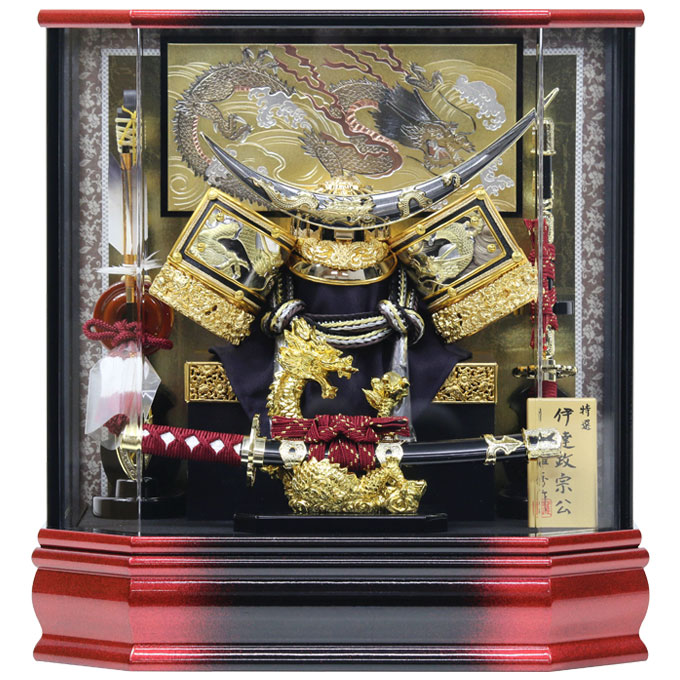 アイルインテリアエクセルの◆特典付き×25%OFF 【展示現品】五月人形 兜 兜飾り 兜ケース飾り ケース飾り アクリルケース 伊達政宗 金兜 弓太刀 前太刀 赤 レッド系 かぶと おしゃれ 5月人形 端午の節句【911G25】｜アングル3